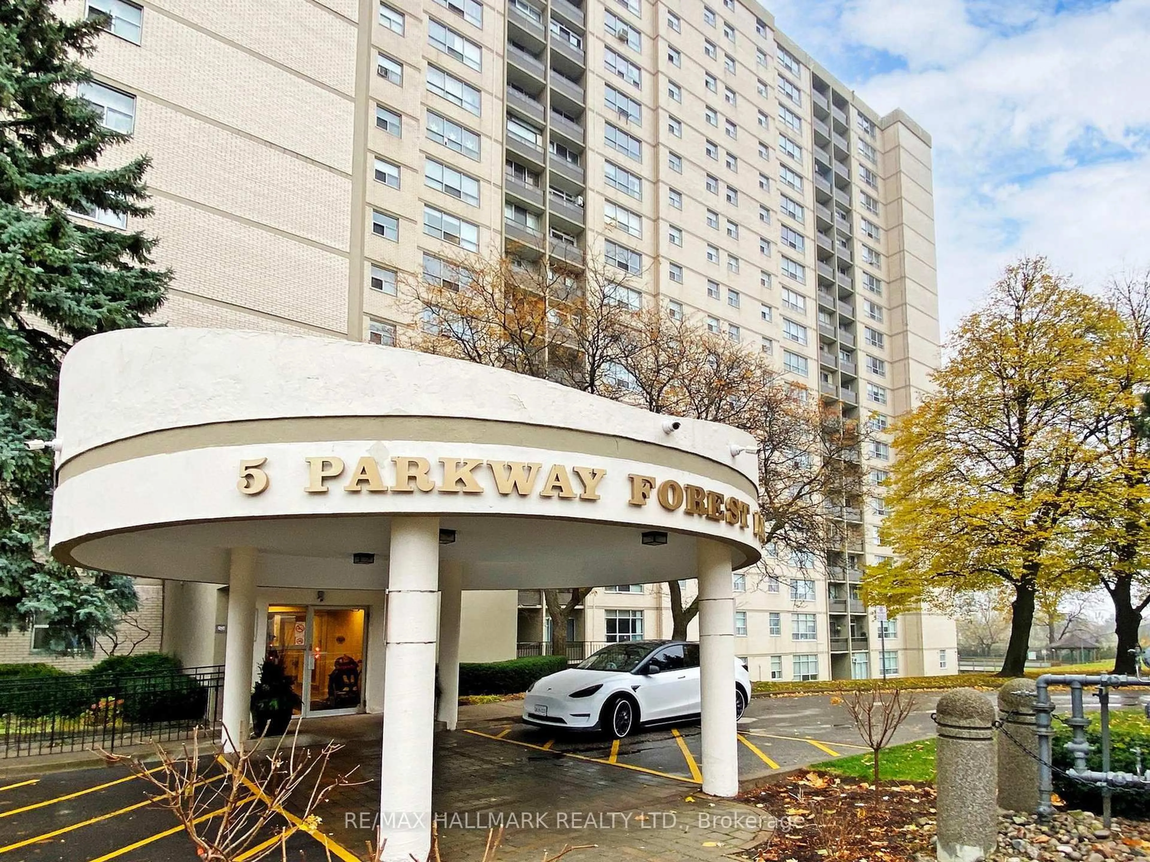 Indoor foyer for 5 Parkway Forest Dr #817, Toronto Ontario M2J 1L2