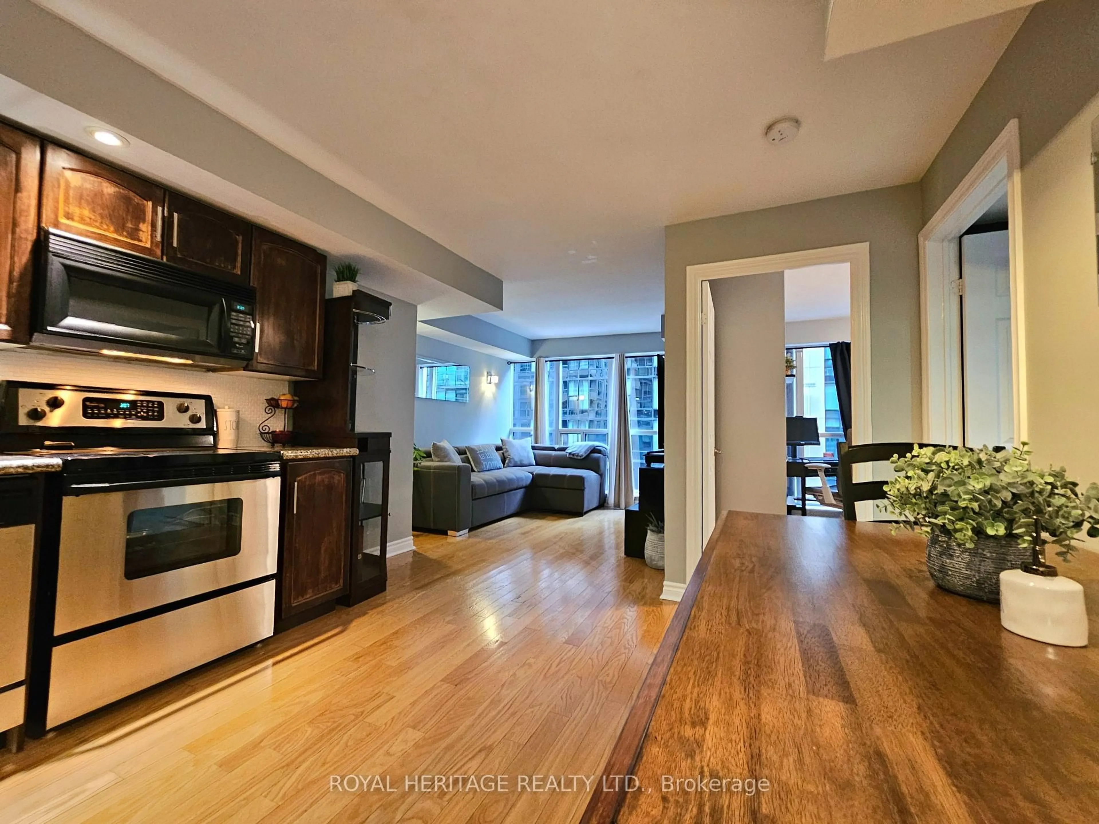 Open concept kitchen, unknown for 270 Wellington St #807, Toronto Ontario M5V 3P5