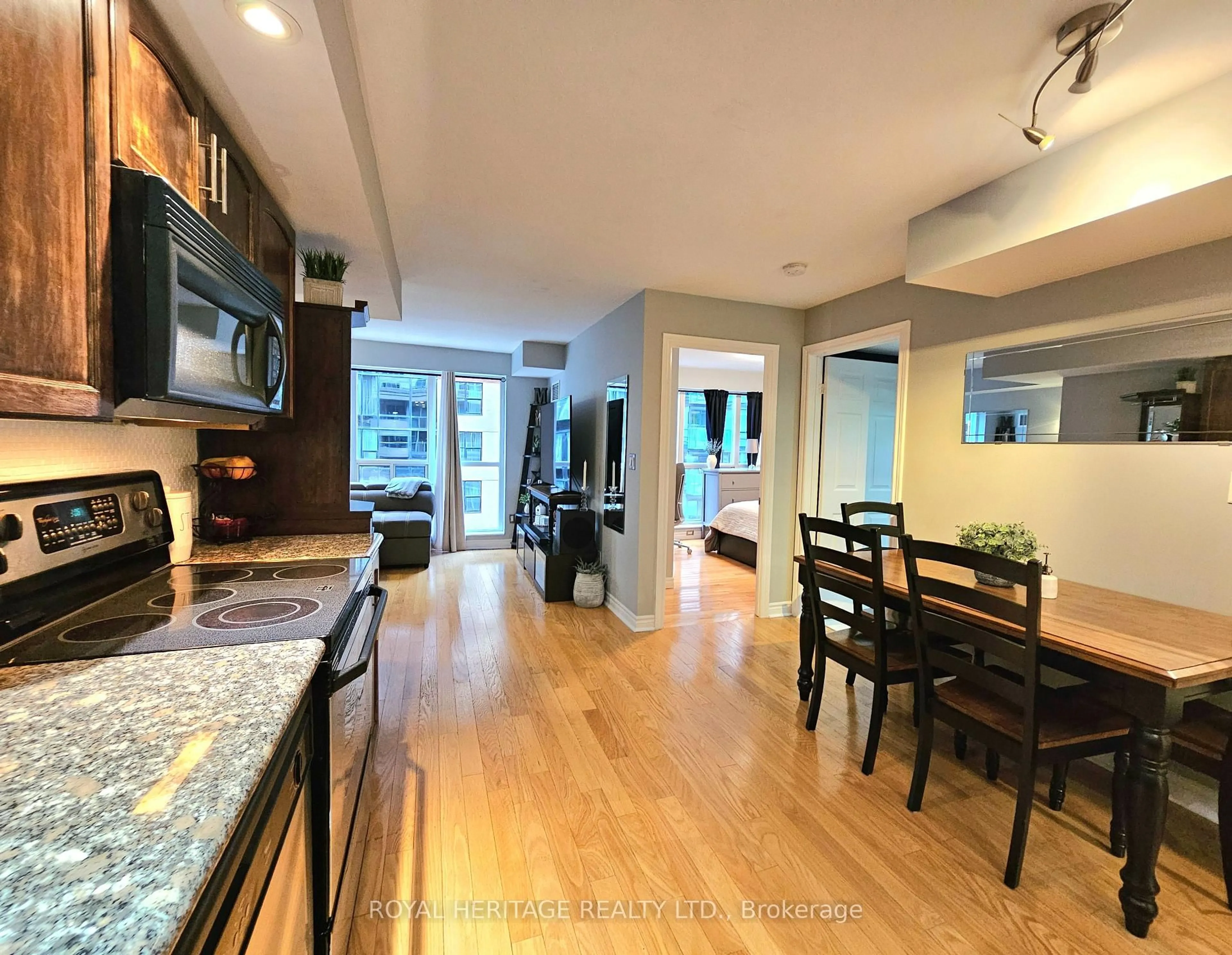 Open concept kitchen, wood/laminate floor for 270 Wellington St #807, Toronto Ontario M5V 3P5