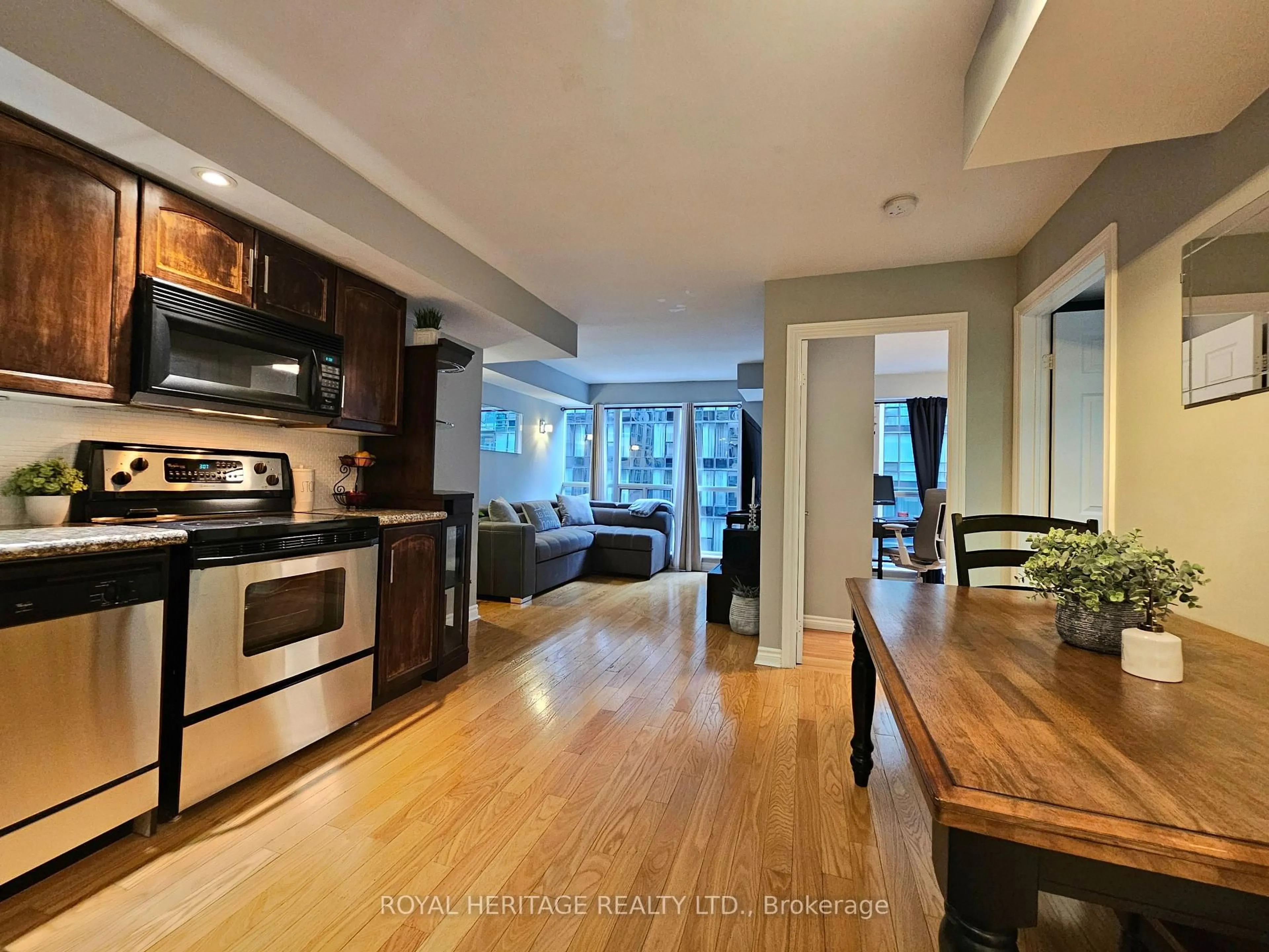 Open concept kitchen, unknown for 270 Wellington St #807, Toronto Ontario M5V 3P5