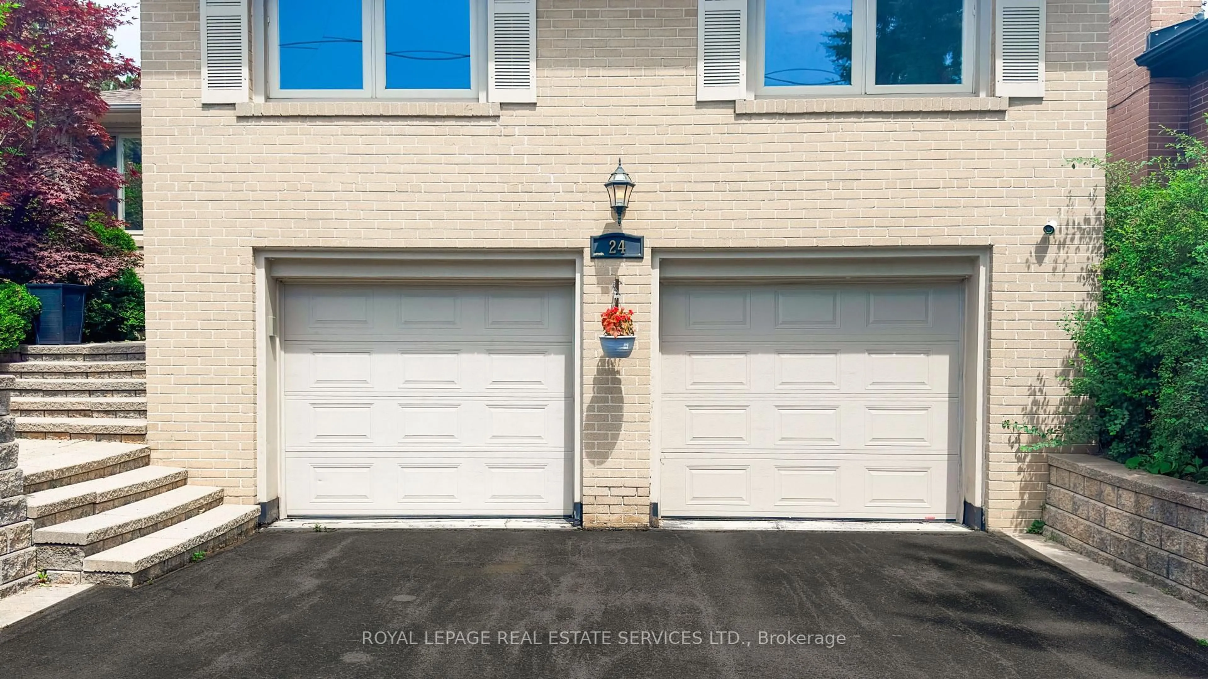 Indoor garage for 24 Burleigh Heights Dr, Toronto Ontario M2K 1Y7