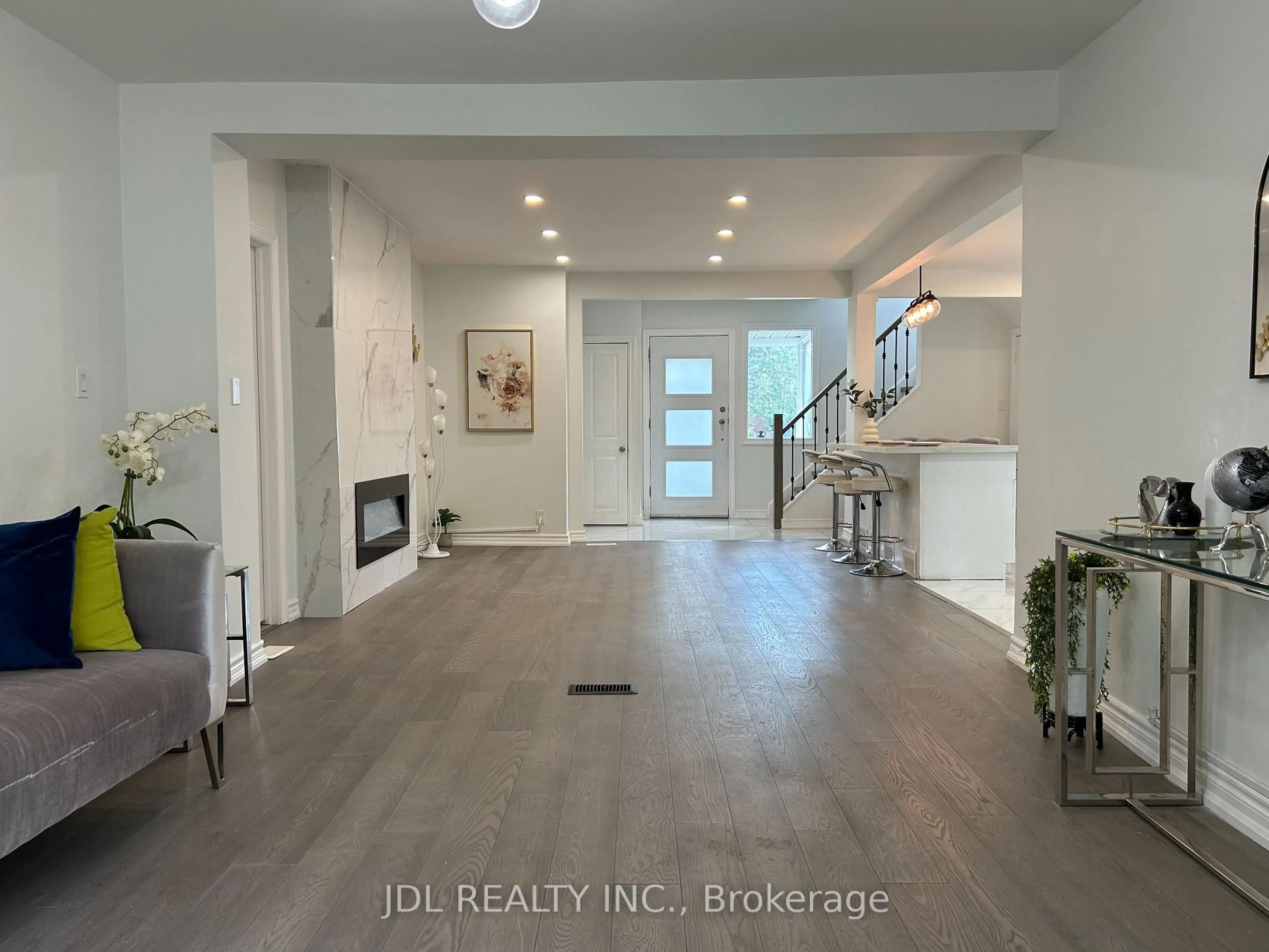 Indoor entryway for 18 Cadillac Ave Ave, Toronto Ontario M3H 1R9