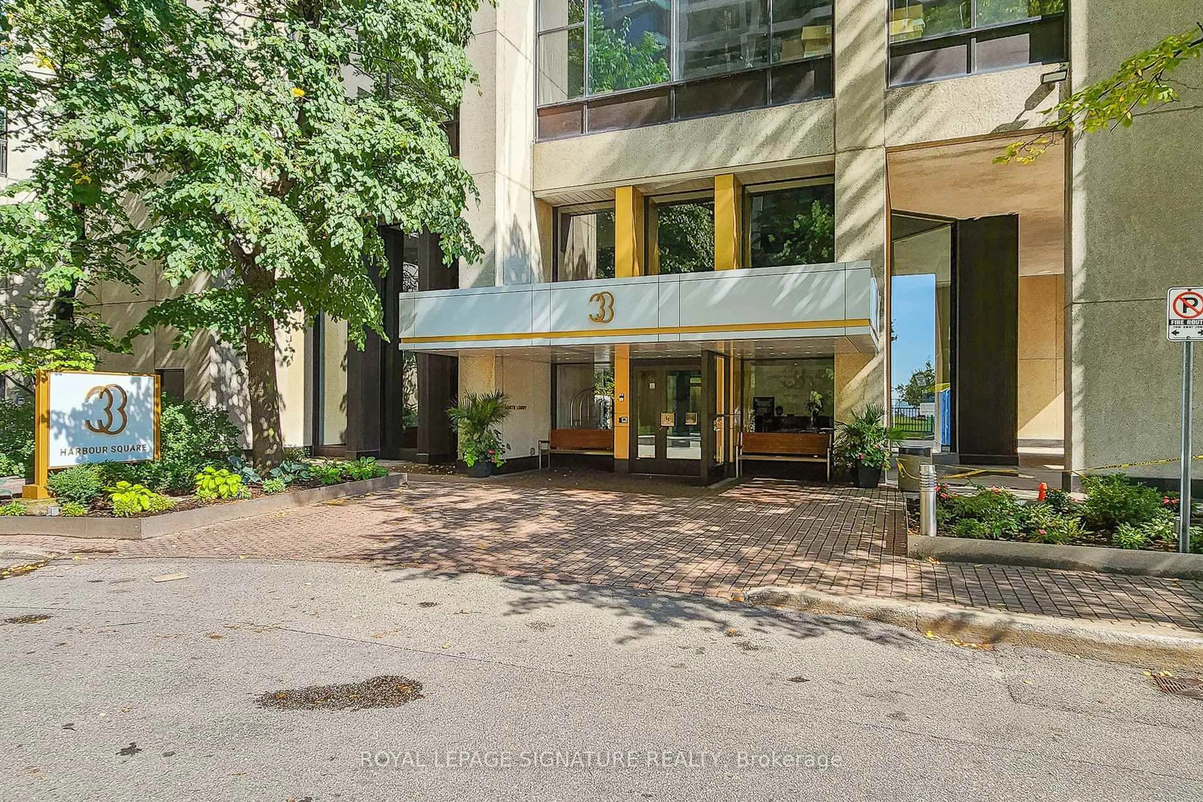 Indoor foyer for 33 Harbour Sq #2429, Toronto Ontario M5J 2G2