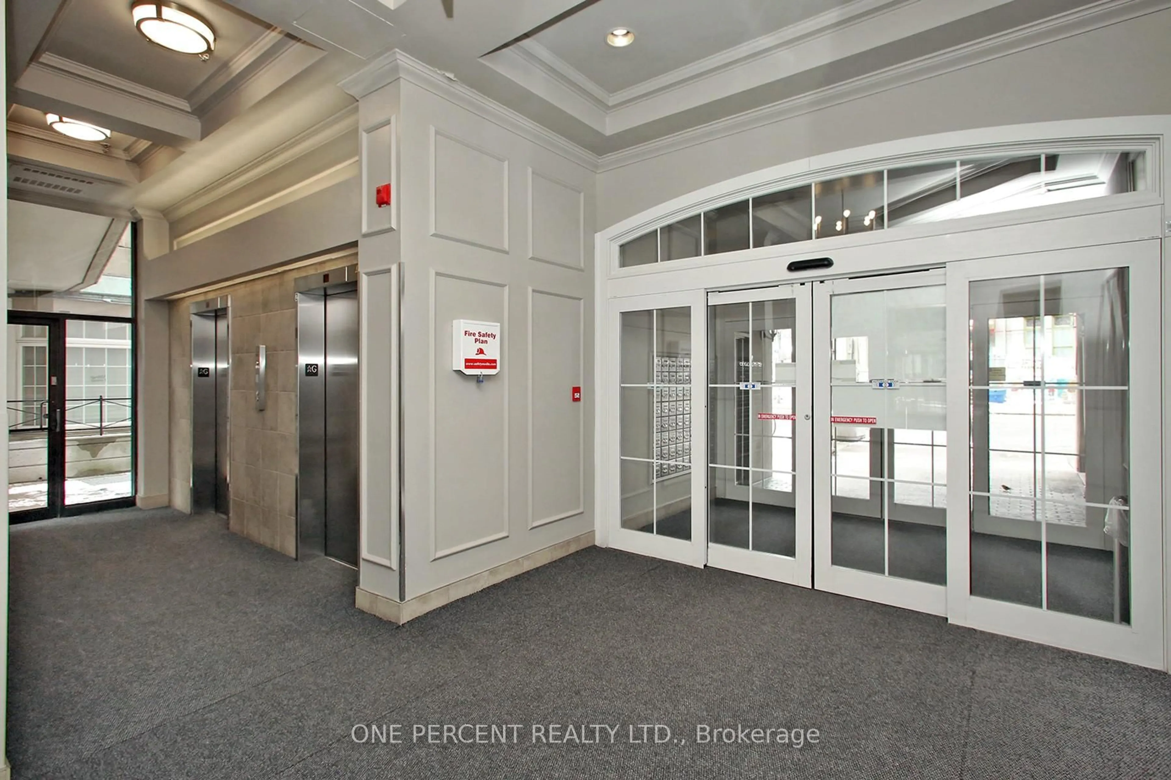 Indoor foyer for 73 McCaul St #729, Toronto Ontario M5T 2X2