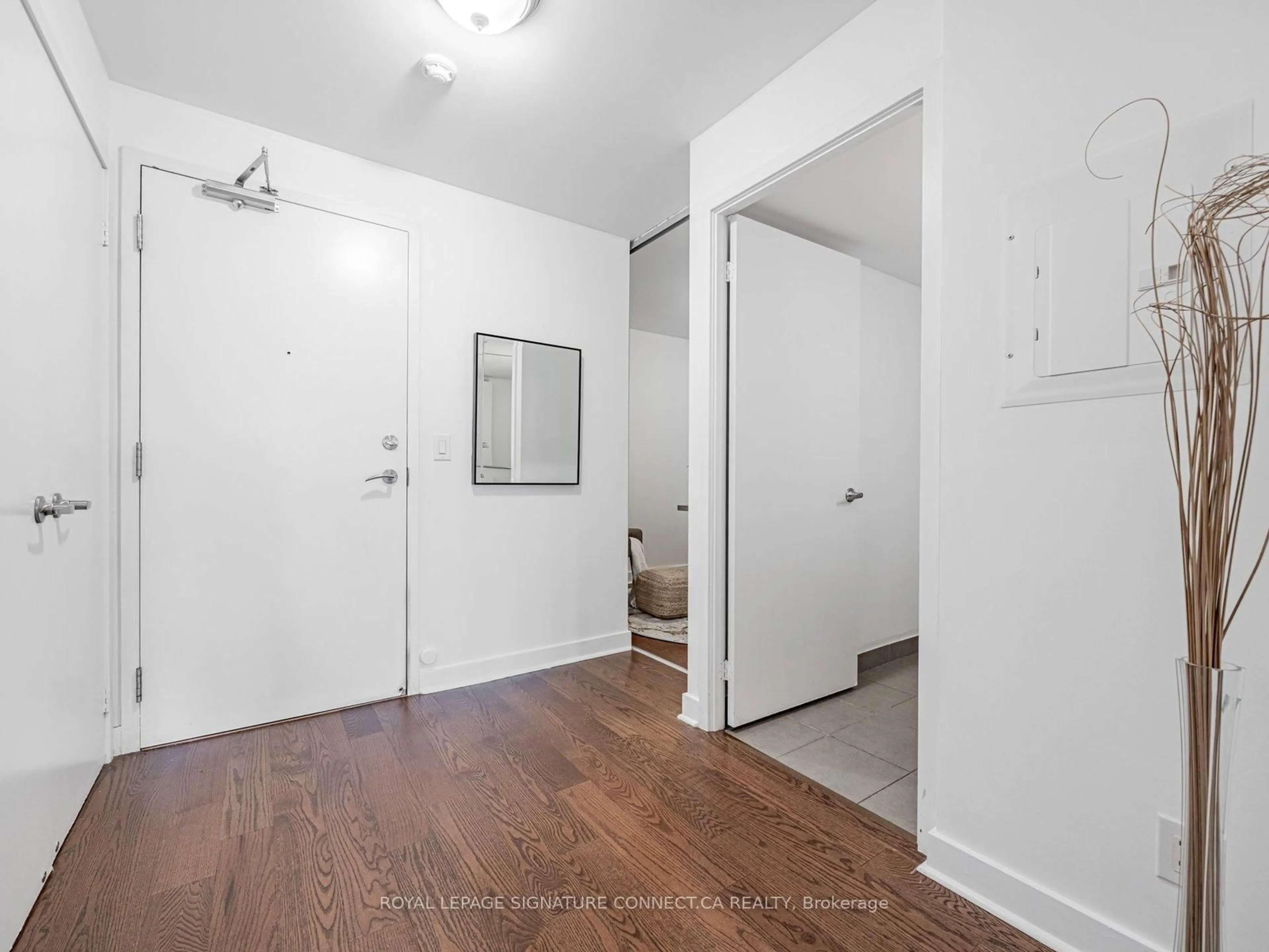 Indoor entryway for 320 Richmond St #407, Toronto Ontario M5A 1P9
