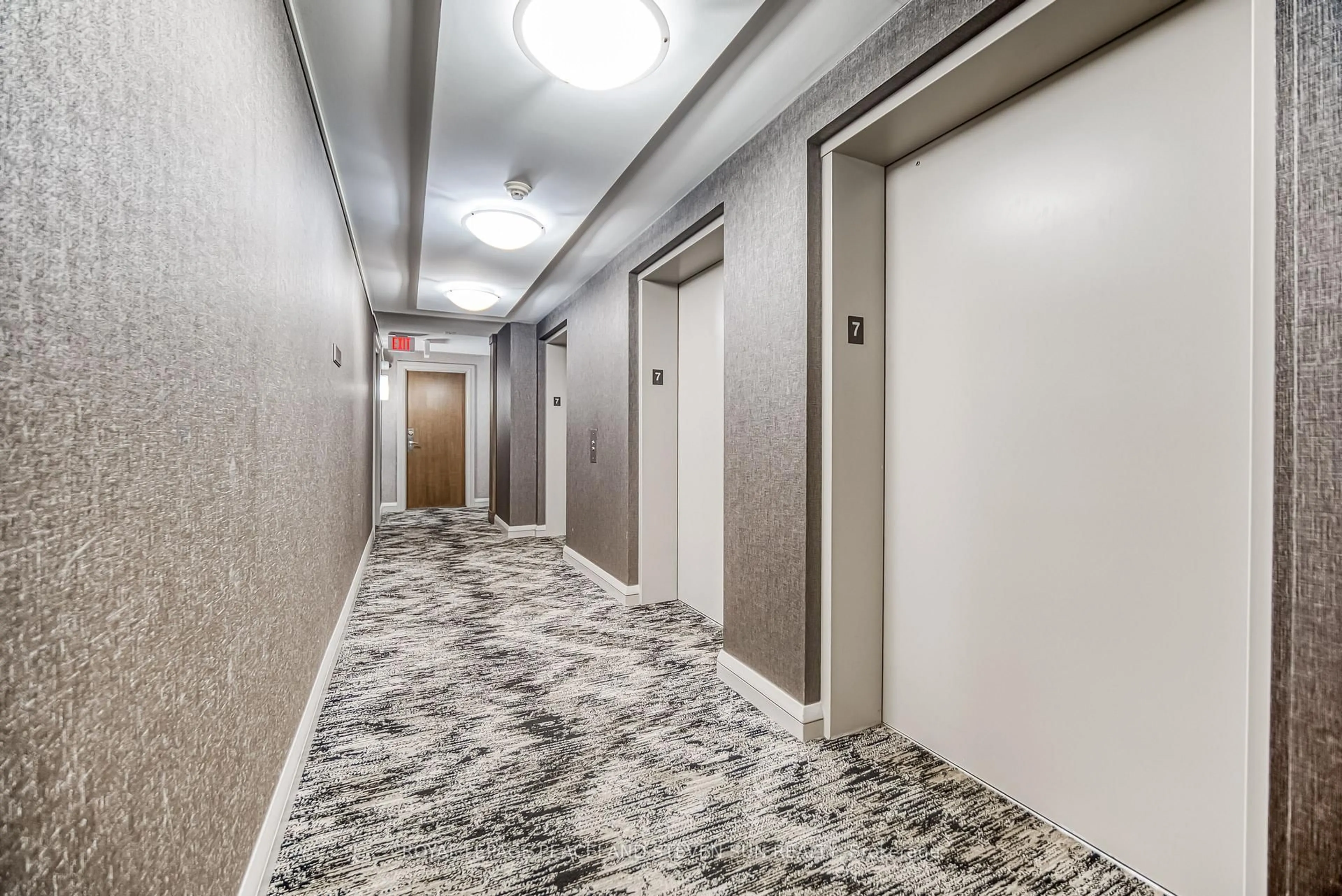 Indoor foyer for 21 Hillcrest Ave #702, Toronto Ontario M2N 7K2