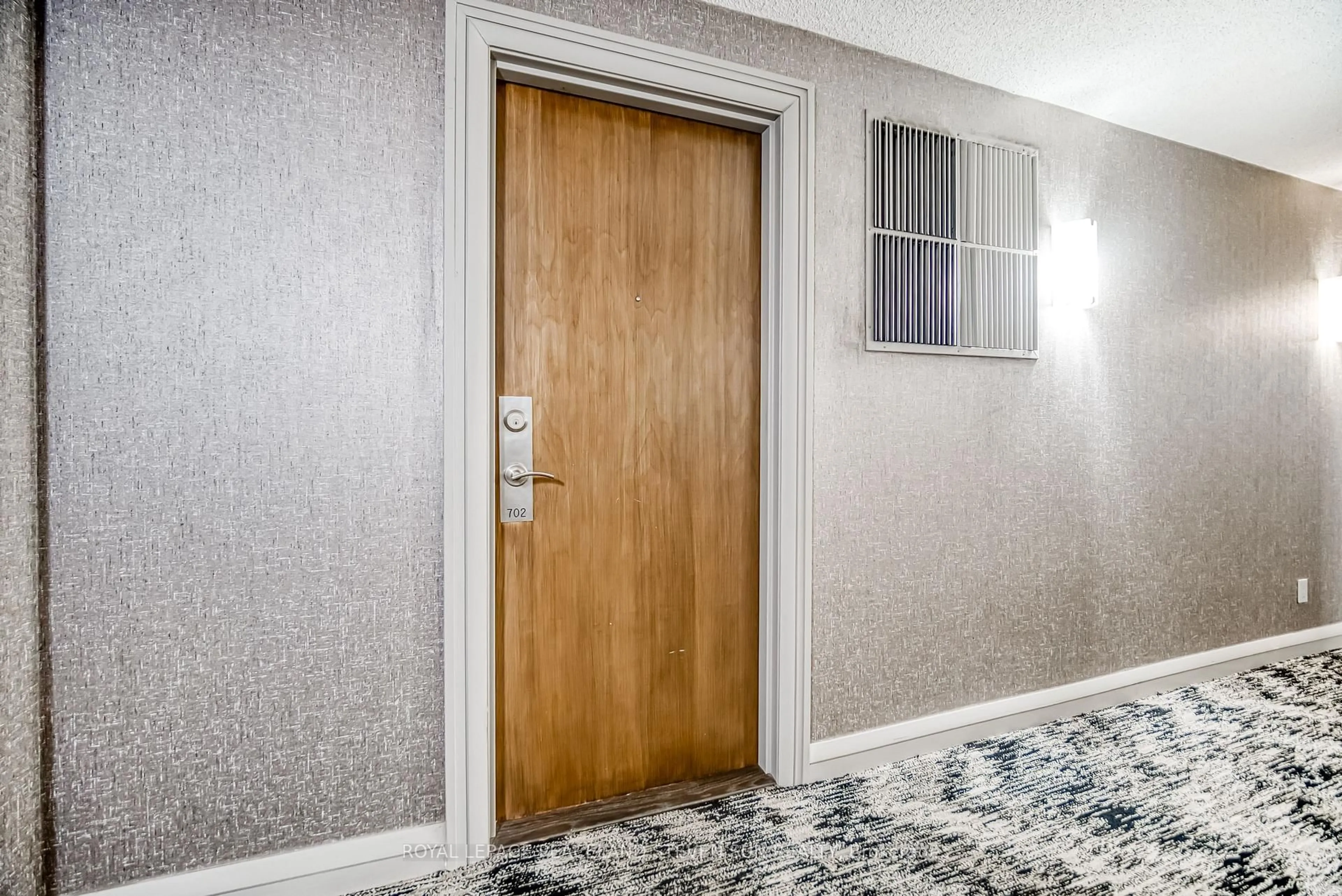 Indoor foyer for 21 Hillcrest Ave #702, Toronto Ontario M2N 7K2