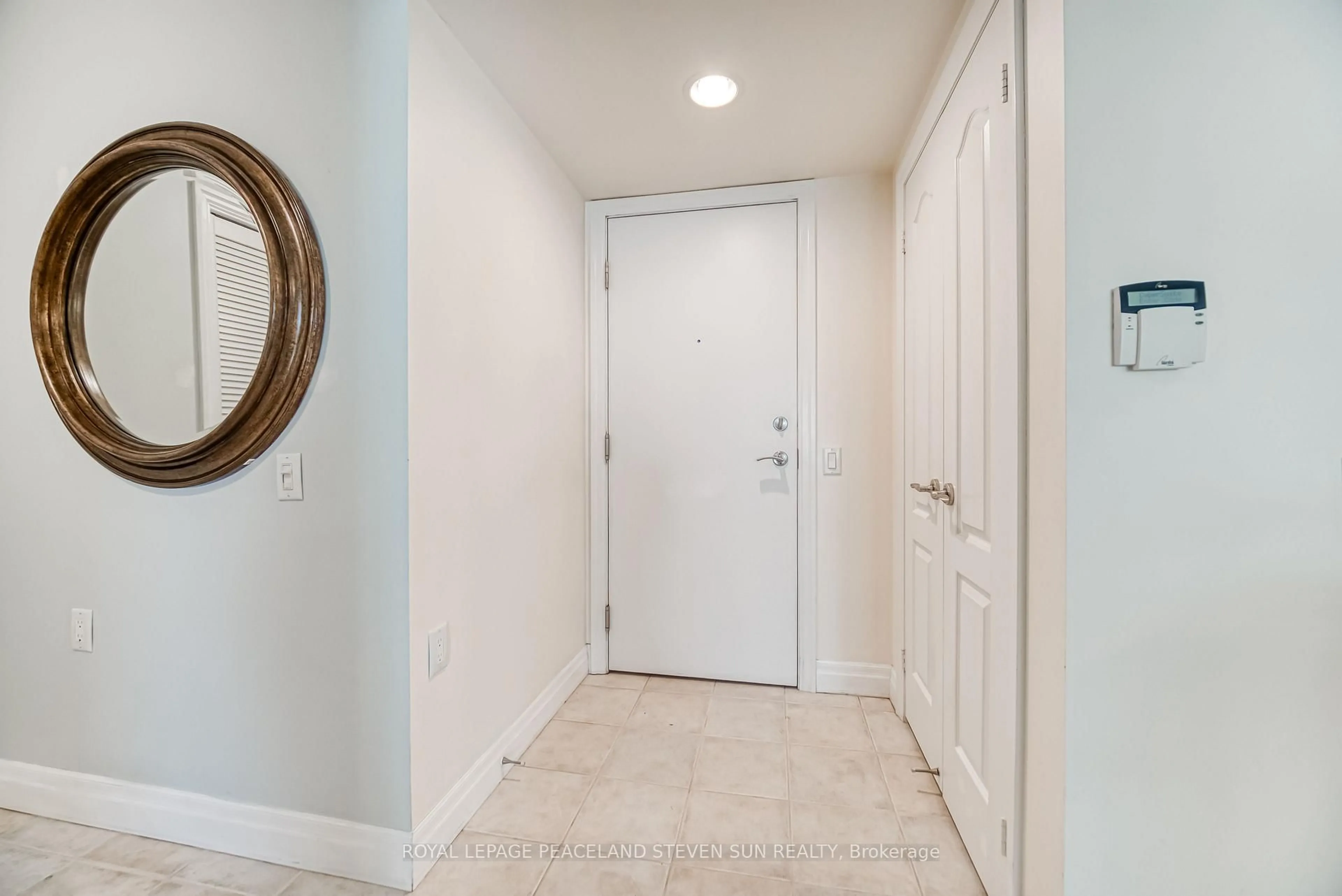 Indoor entryway for 21 Hillcrest Ave #702, Toronto Ontario M2N 7K2