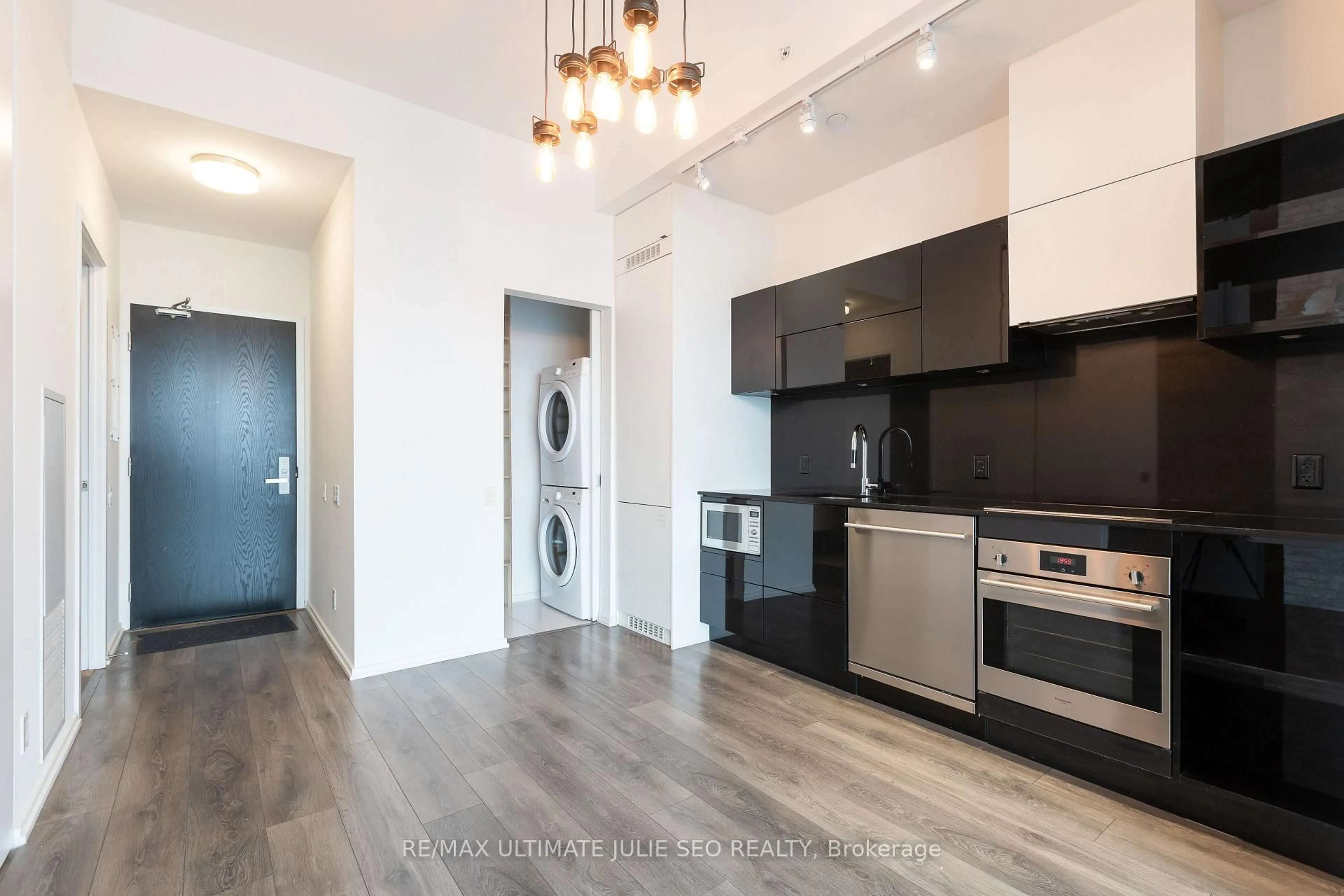 Open concept kitchen, wood/laminate floor for 125 Peter St #3606, Toronto Ontario M5V 2H3