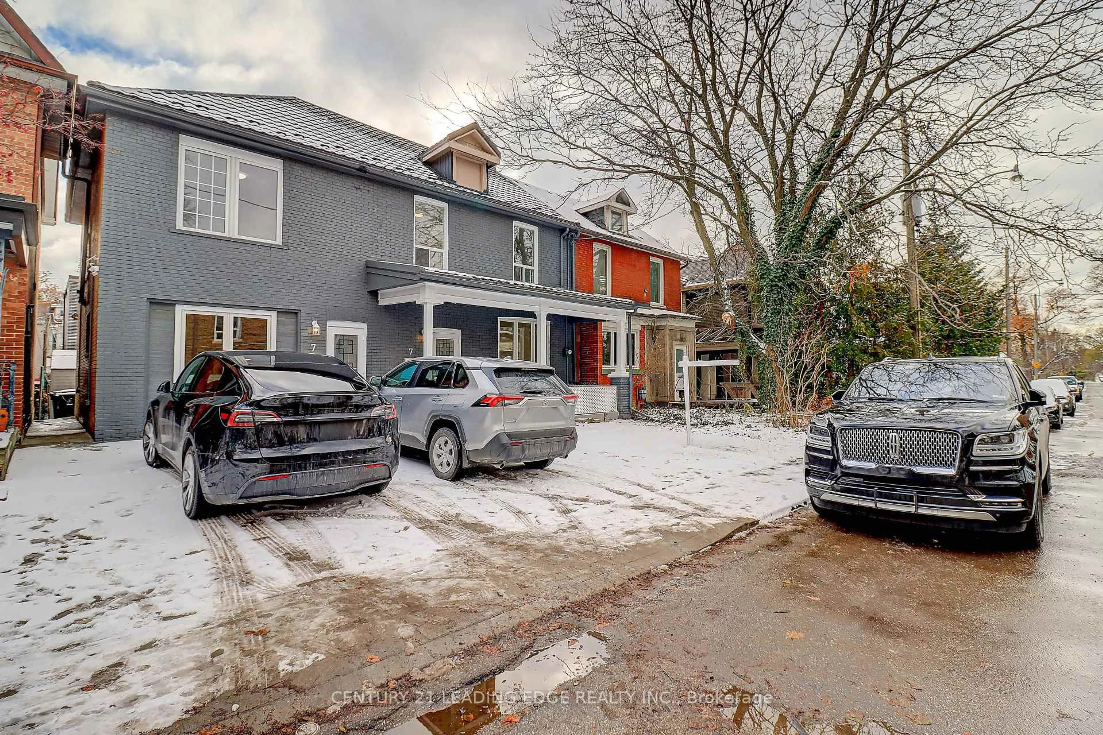 A pic from outside/outdoor area/front of a property/back of a property/a pic from drone, street for 7 Ellsworth Ave, Toronto Ontario M6G 2K4