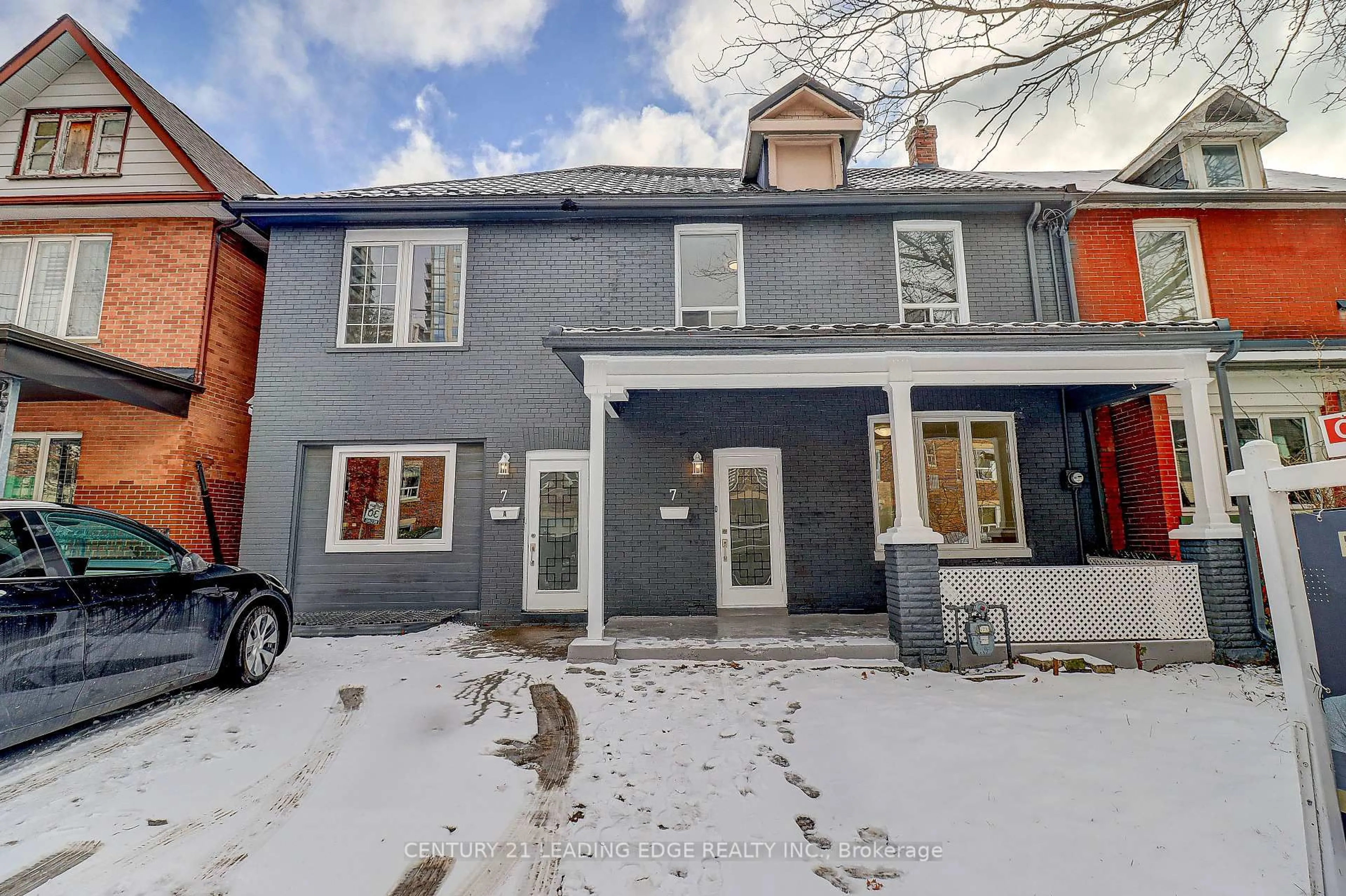 A pic from outside/outdoor area/front of a property/back of a property/a pic from drone, street for 7 Ellsworth Ave, Toronto Ontario M6G 2K4