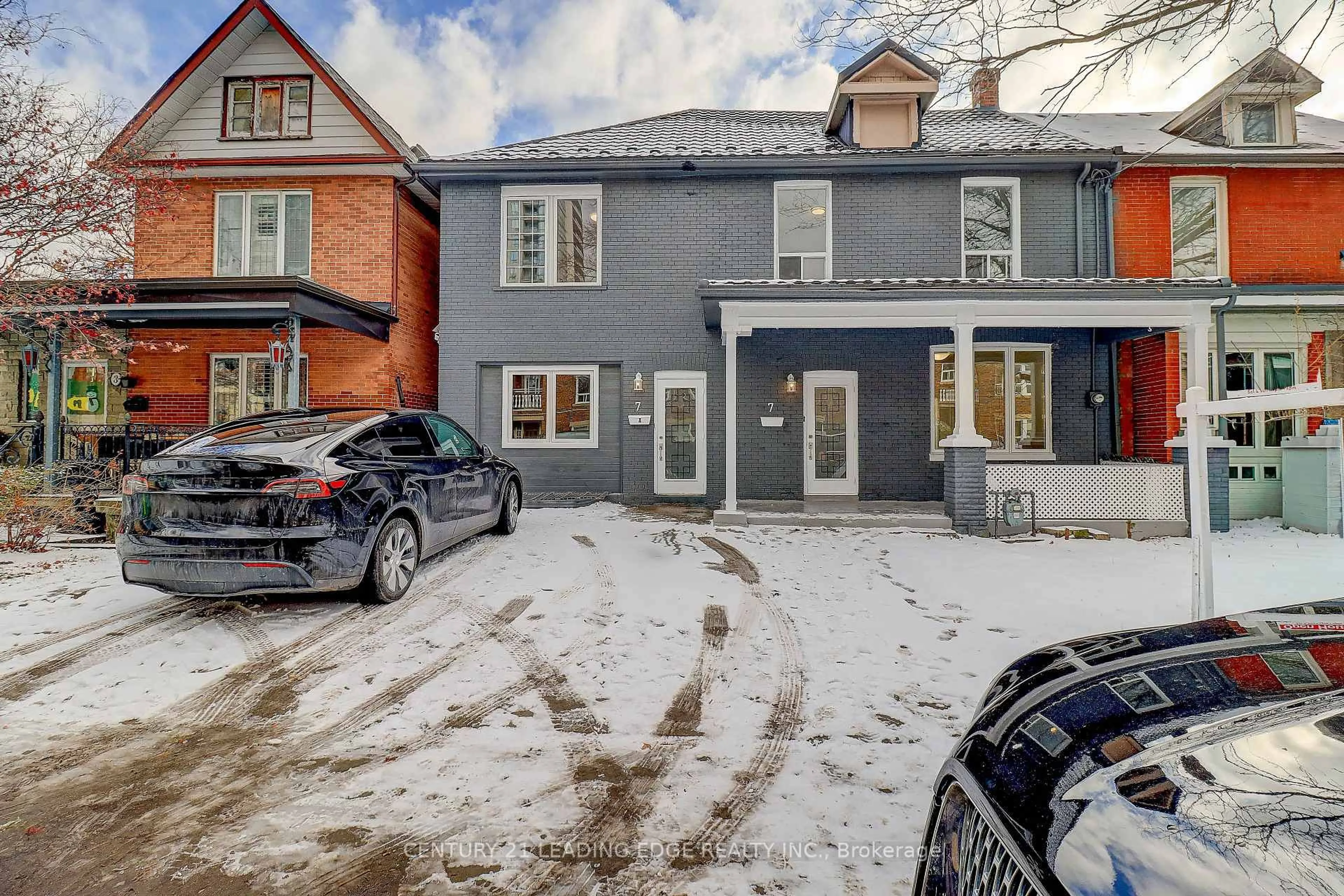 A pic from outside/outdoor area/front of a property/back of a property/a pic from drone, street for 7 Ellsworth Ave, Toronto Ontario M6G 2K4