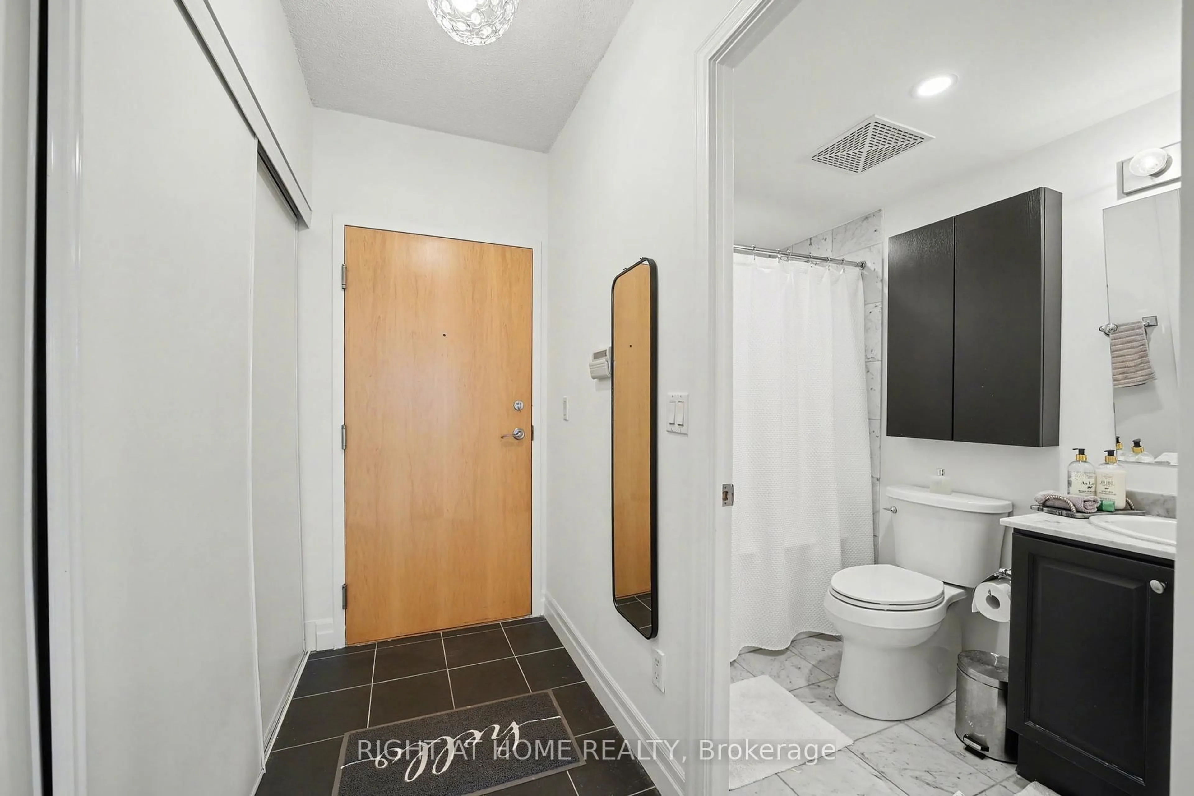 Standard bathroom, ceramic/tile floor for 8 Scollard St #1308, Toronto Ontario M5R 1M2