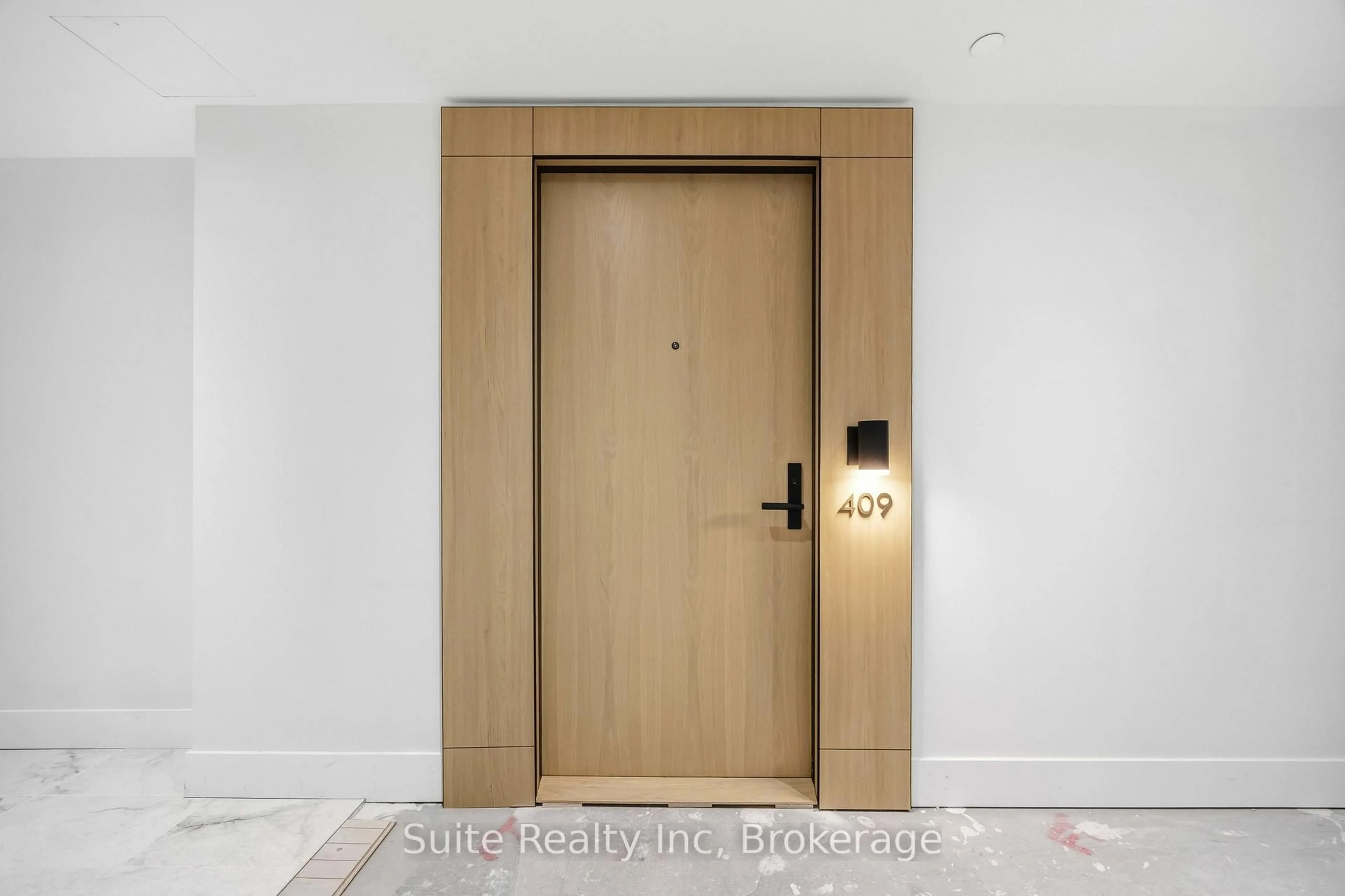 Indoor entryway for 505 Glencairn Ave #409, Toronto Ontario M6B 0B2