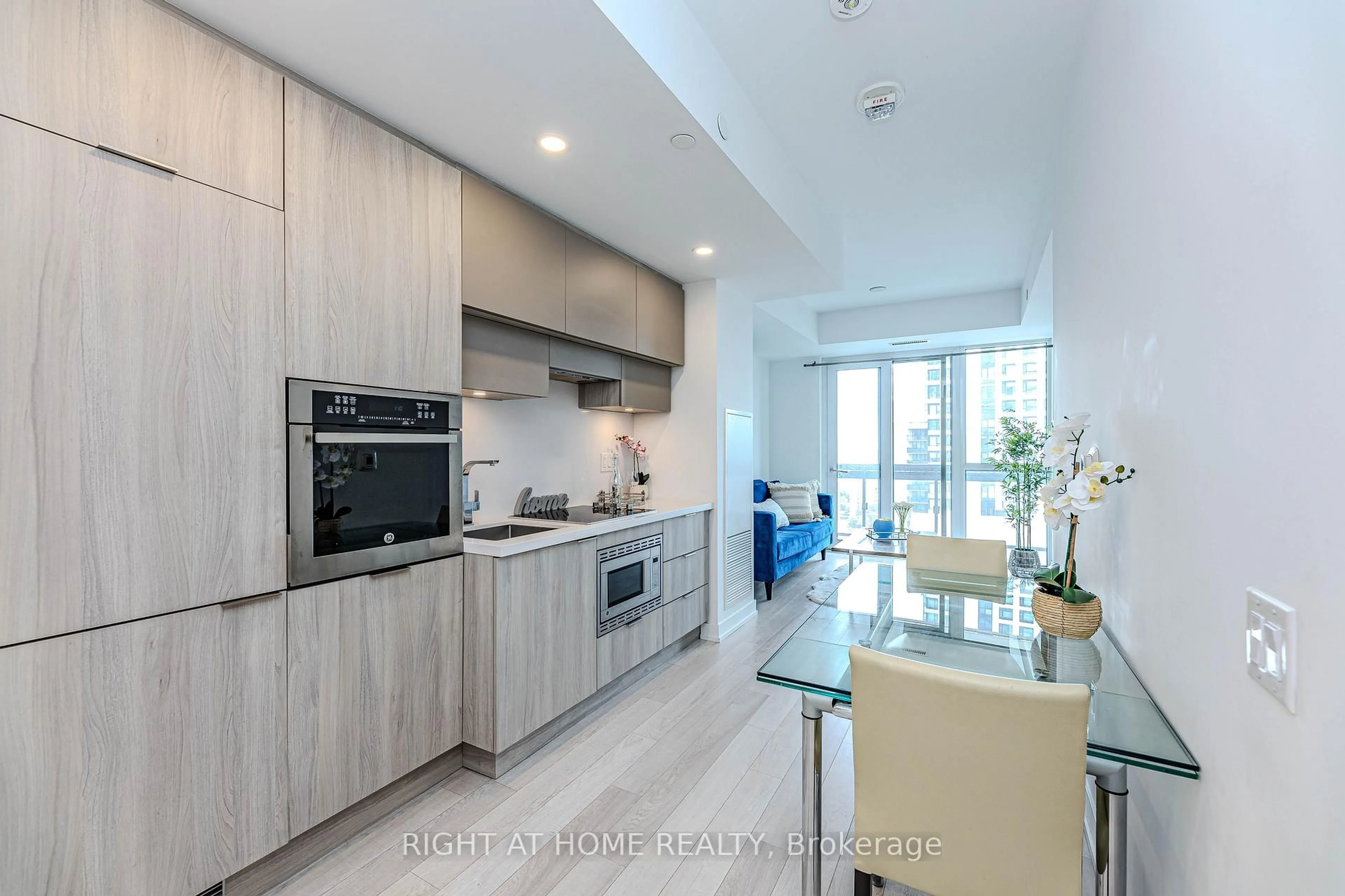 Open concept kitchen, ceramic/tile floor for 39 Roehampton Ave #1301, Toronto Ontario M4P 0G1