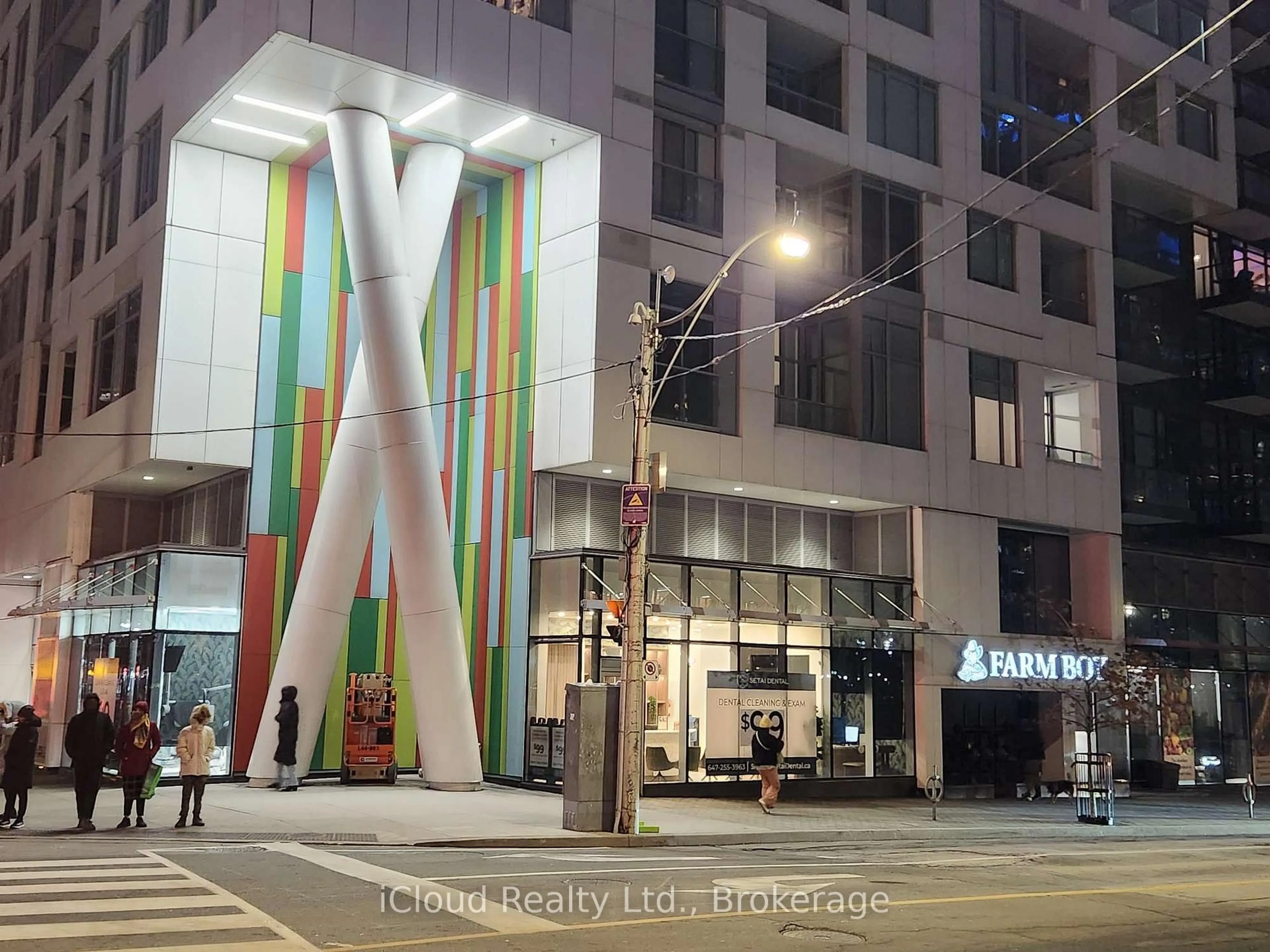 Indoor foyer for 576 Front St #1015, Toronto Ontario M5V 0P8