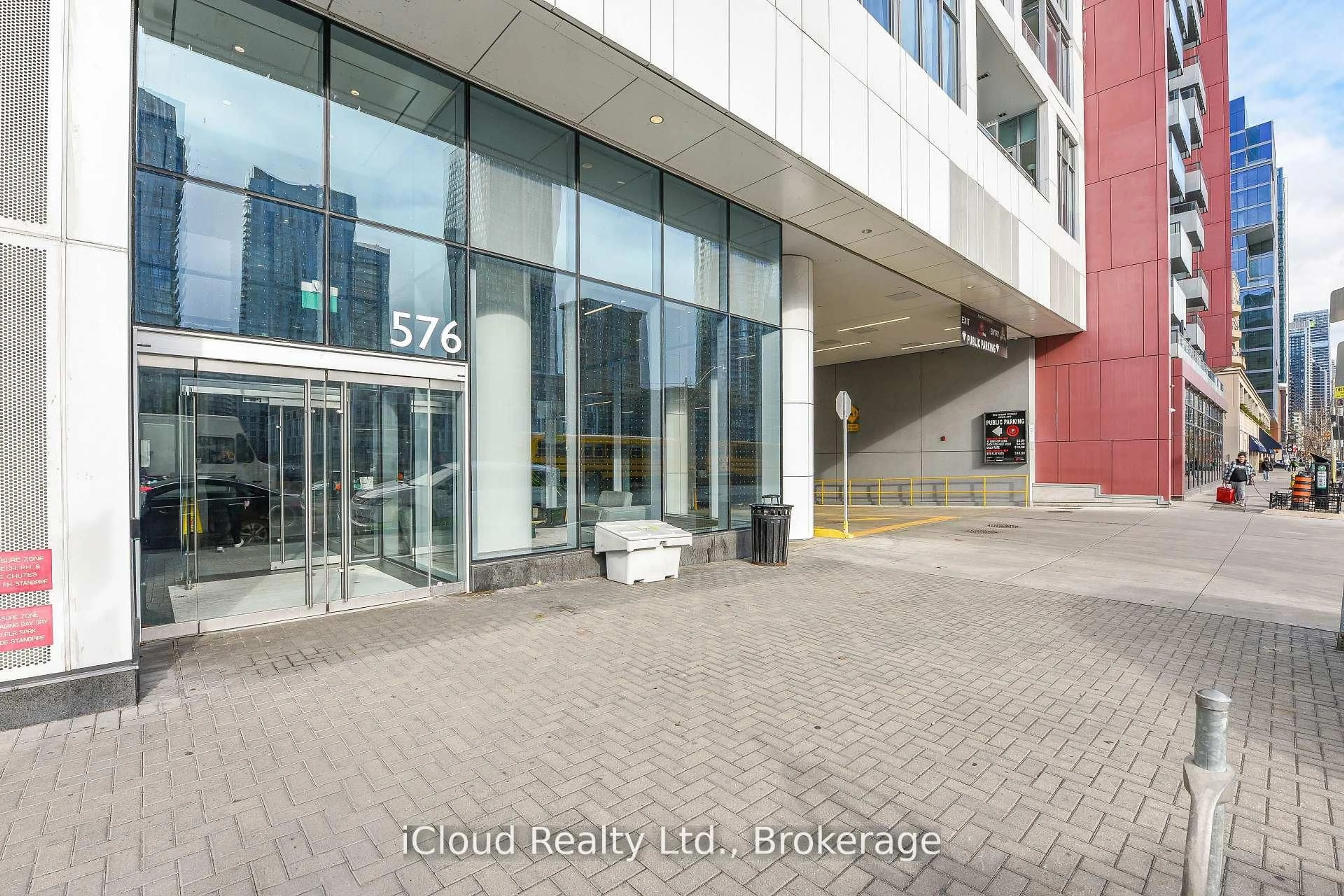 Indoor foyer for 576 Front St #1015, Toronto Ontario M5V 0P8