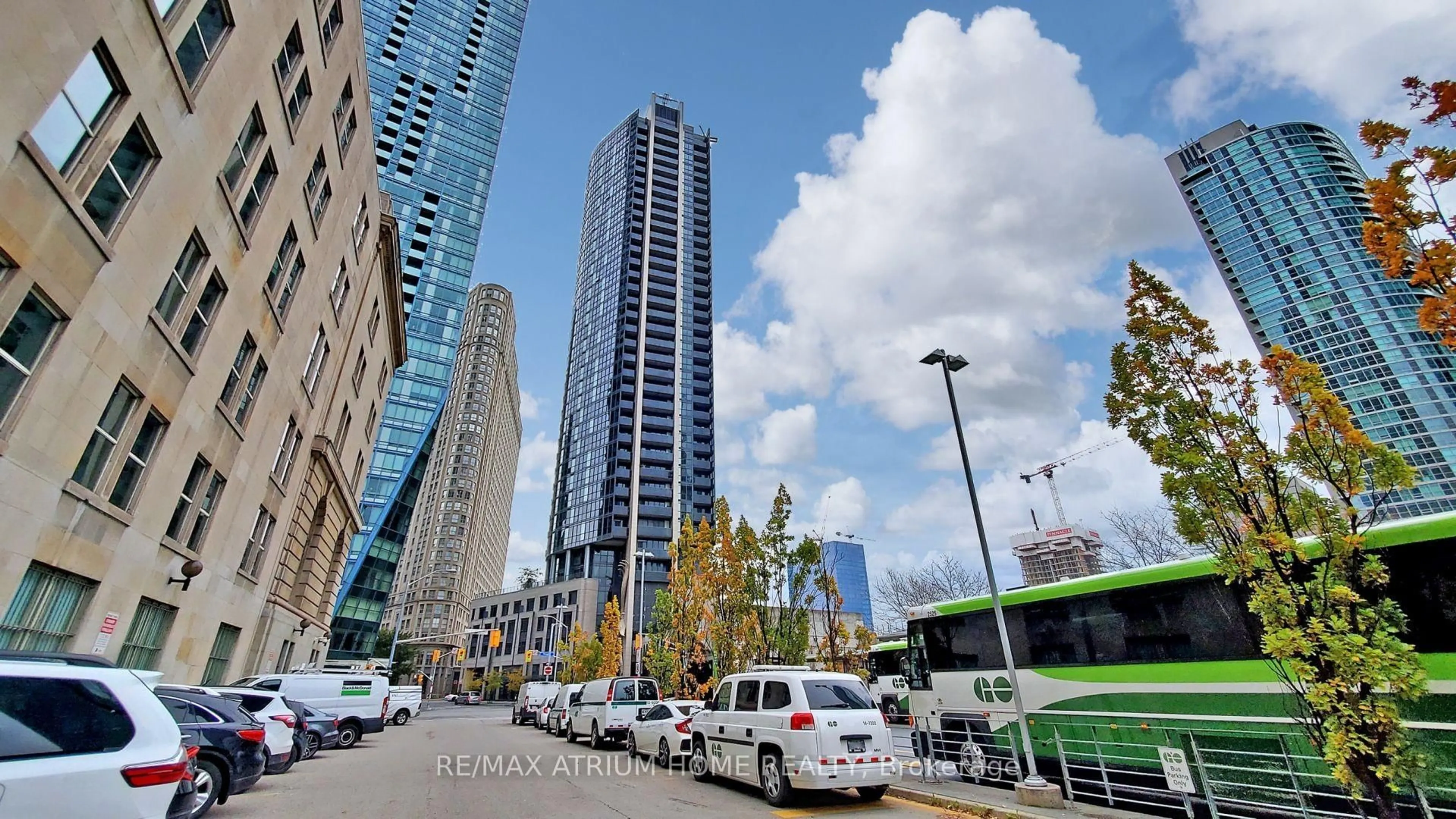 Blurry image for 1 The Esplanade #3205, Toronto Ontario M5E 0A8