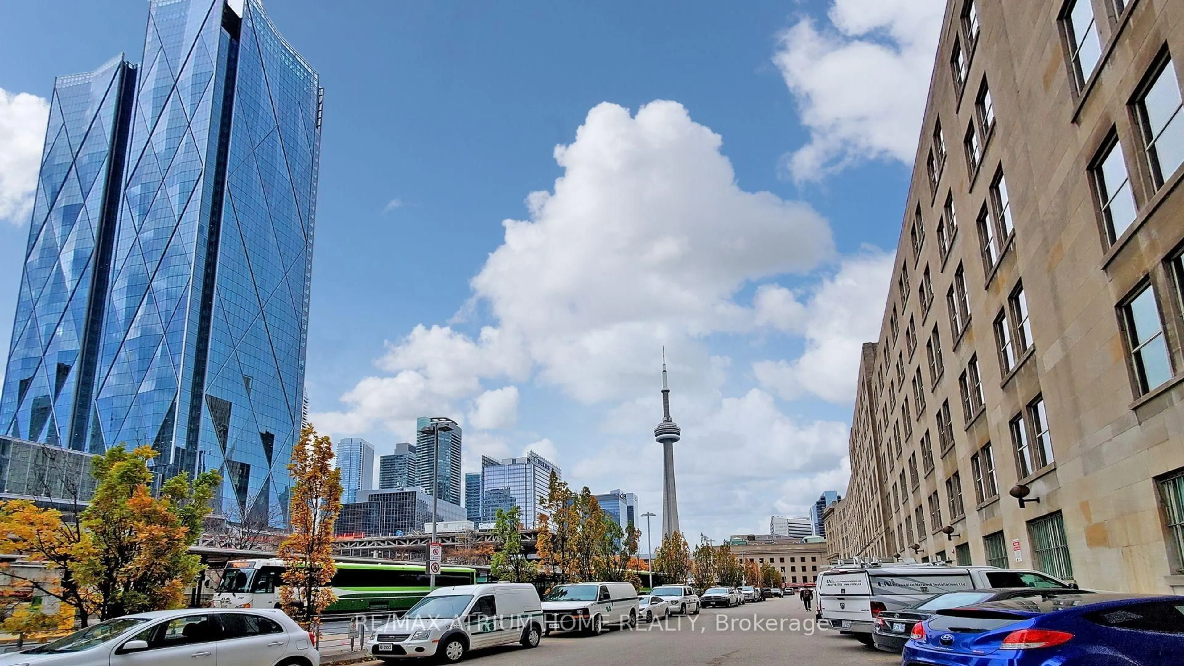 Blurry image for 1 The Esplanade #3205, Toronto Ontario M5E 0A8