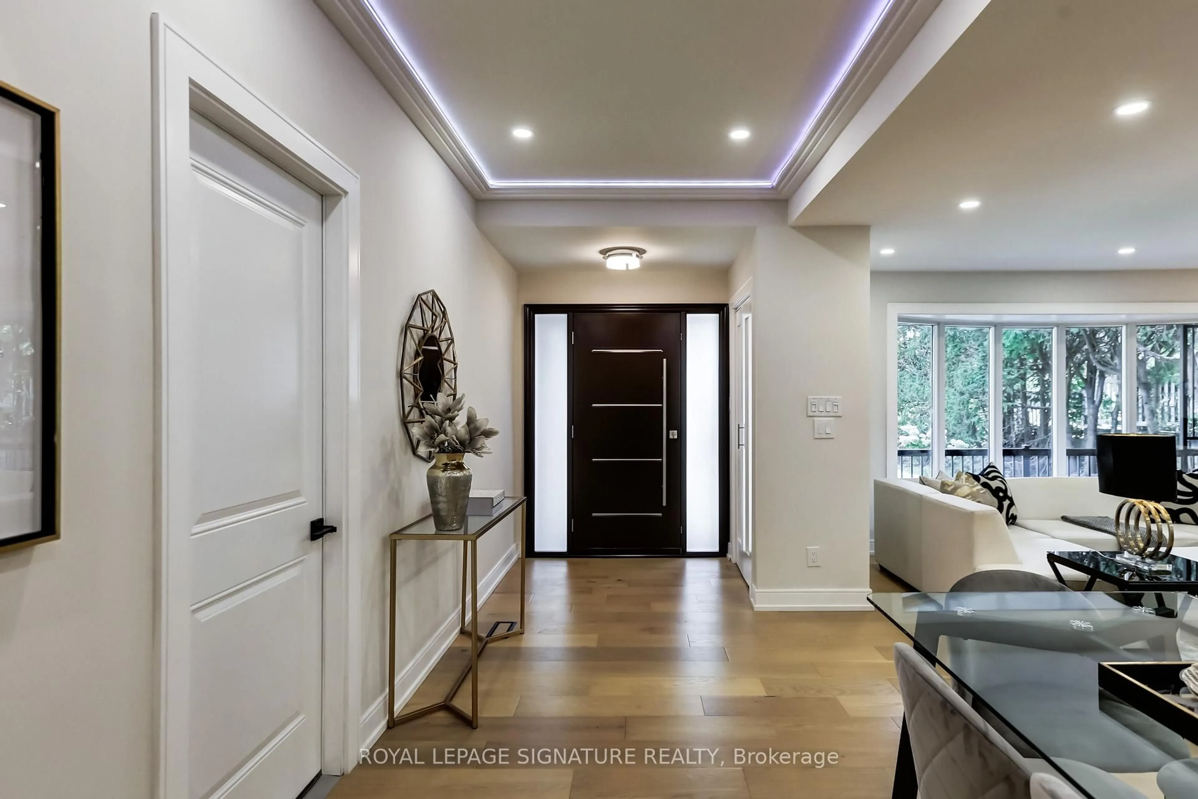 Indoor entryway for 30 Snowcrest Ave, Toronto Ontario M2K 2K7