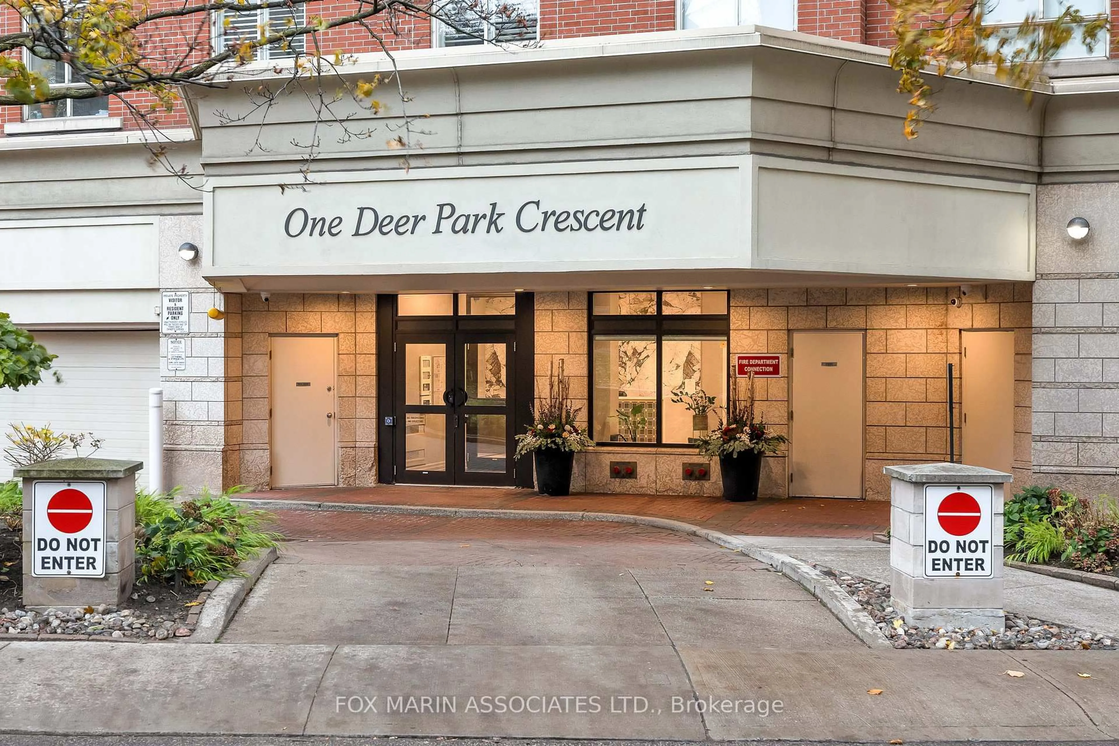 Indoor foyer for 1 Deer Park Cres #701, Toronto Ontario M4V 3C4