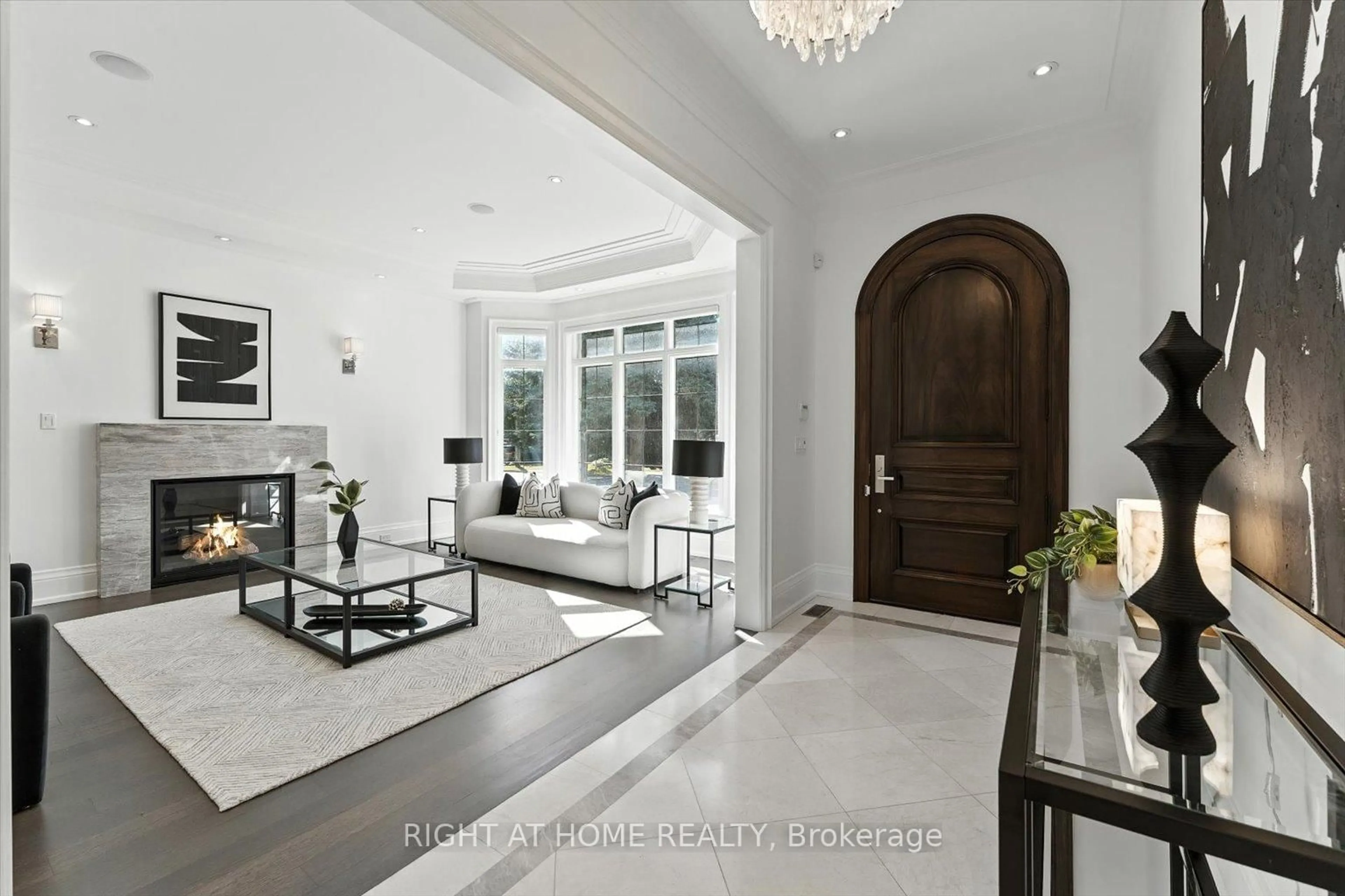 Indoor entryway for 392 Princess Ave, Toronto Ontario M2N 3S9