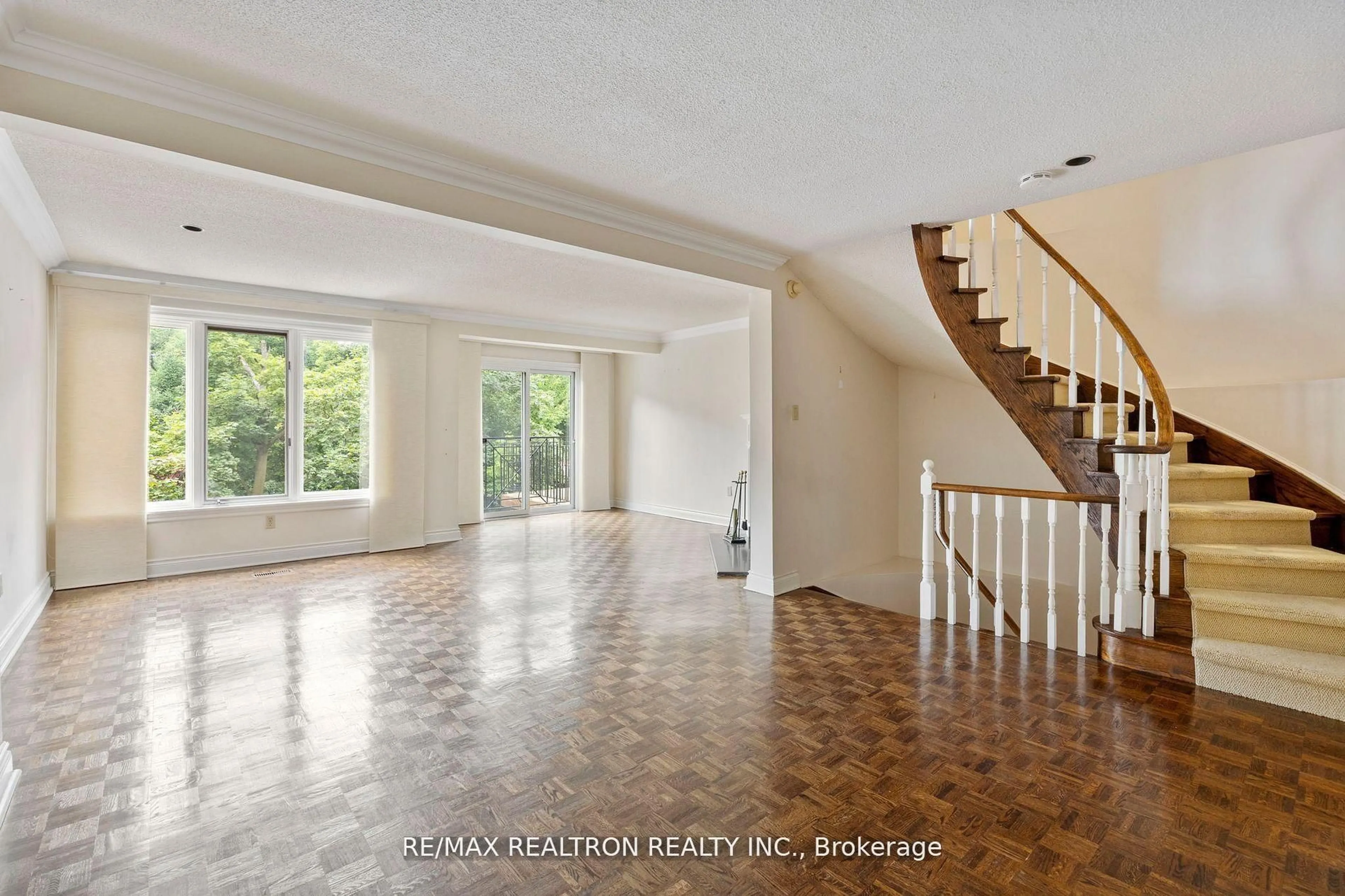 Indoor foyer for 1364 Avenue Rd, Toronto Ontario M5N 2H4