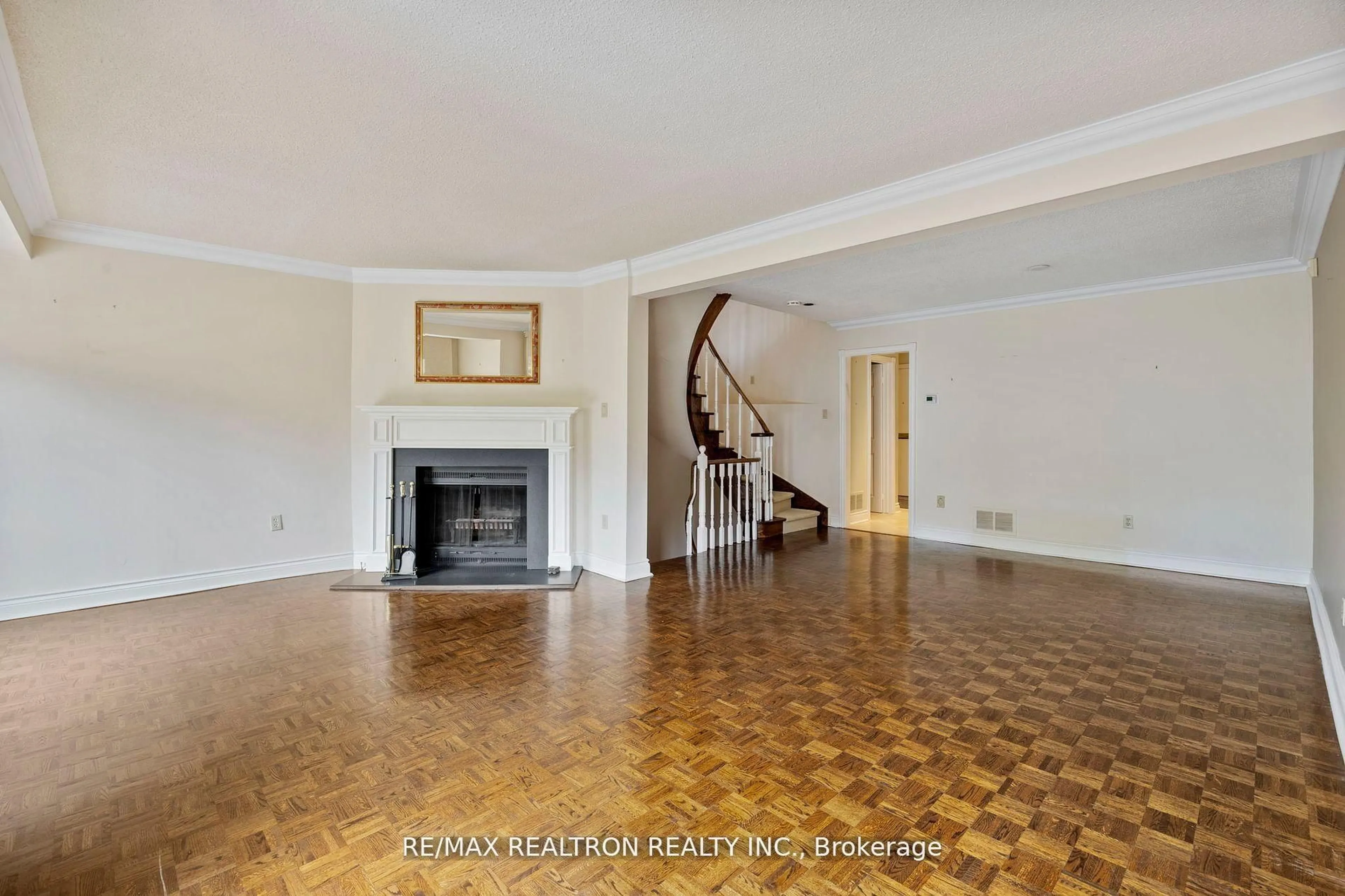 Indoor foyer for 1364 Avenue Rd, Toronto Ontario M5N 2H4