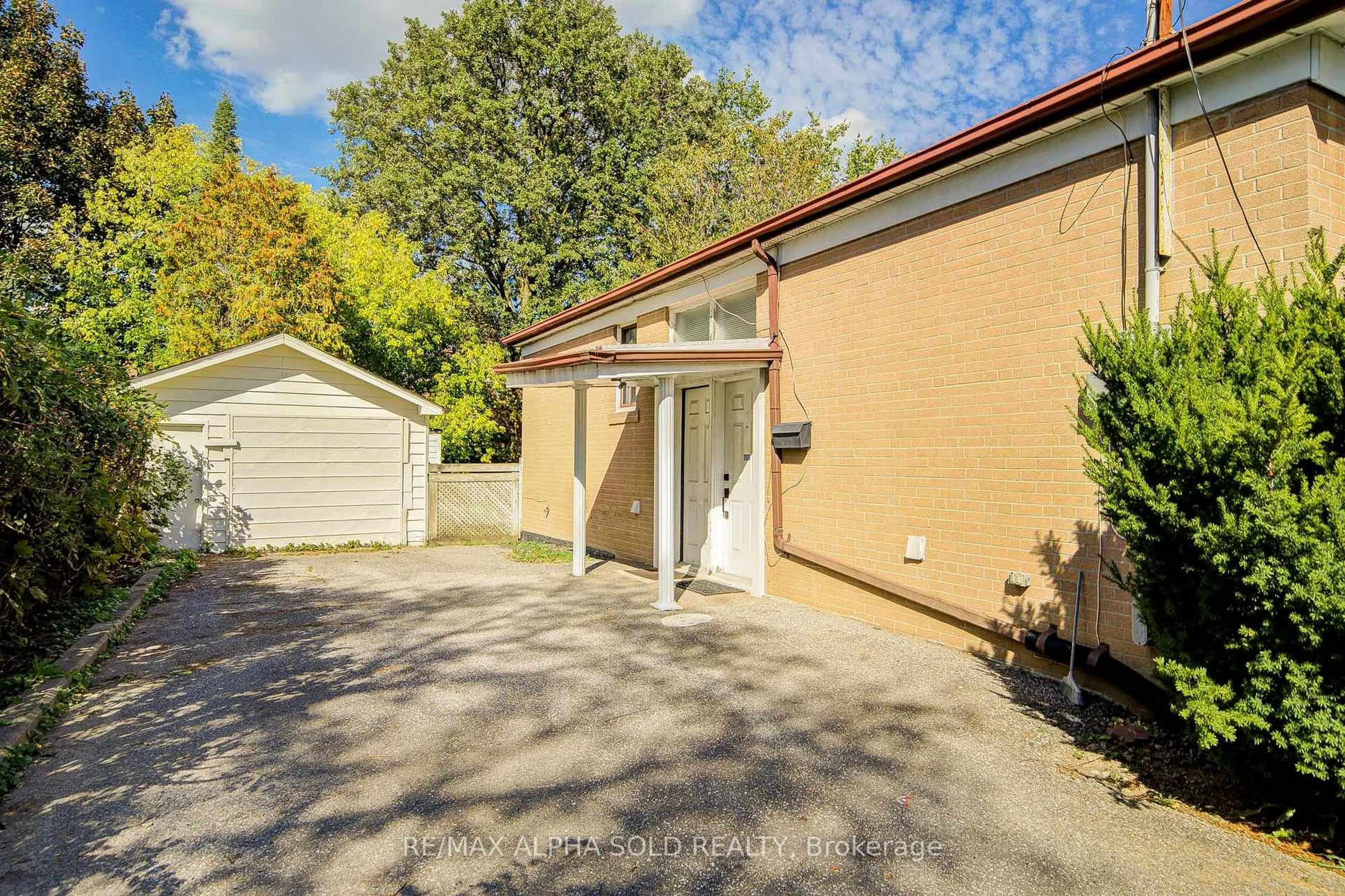 A pic from outside/outdoor area/front of a property/back of a property/a pic from drone, street for 334 Moore Park Ave, Toronto Ontario M2R 2R6