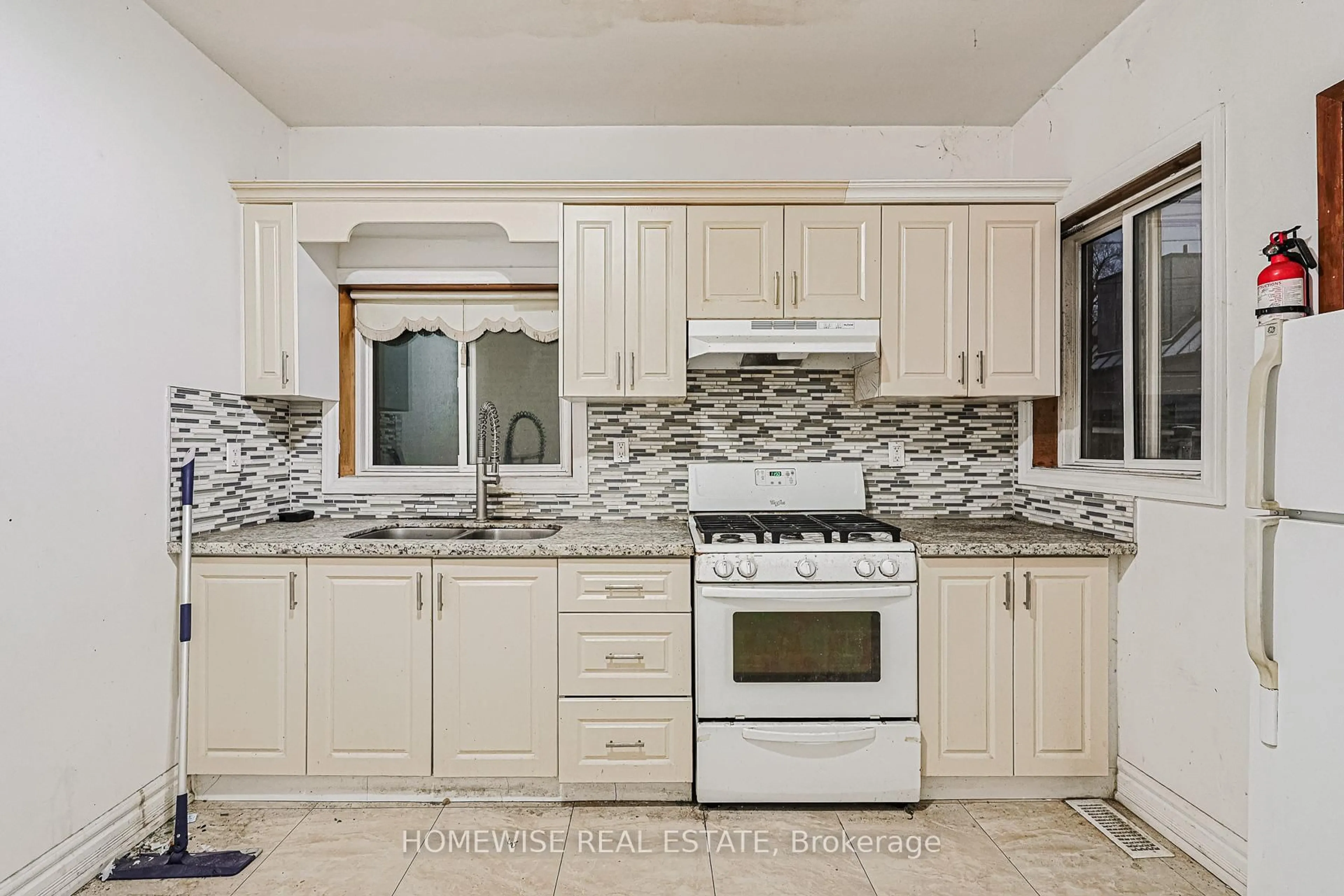 Standard kitchen, ceramic/tile floor for 598 Bathurst St, Toronto Ontario M5S 2P9