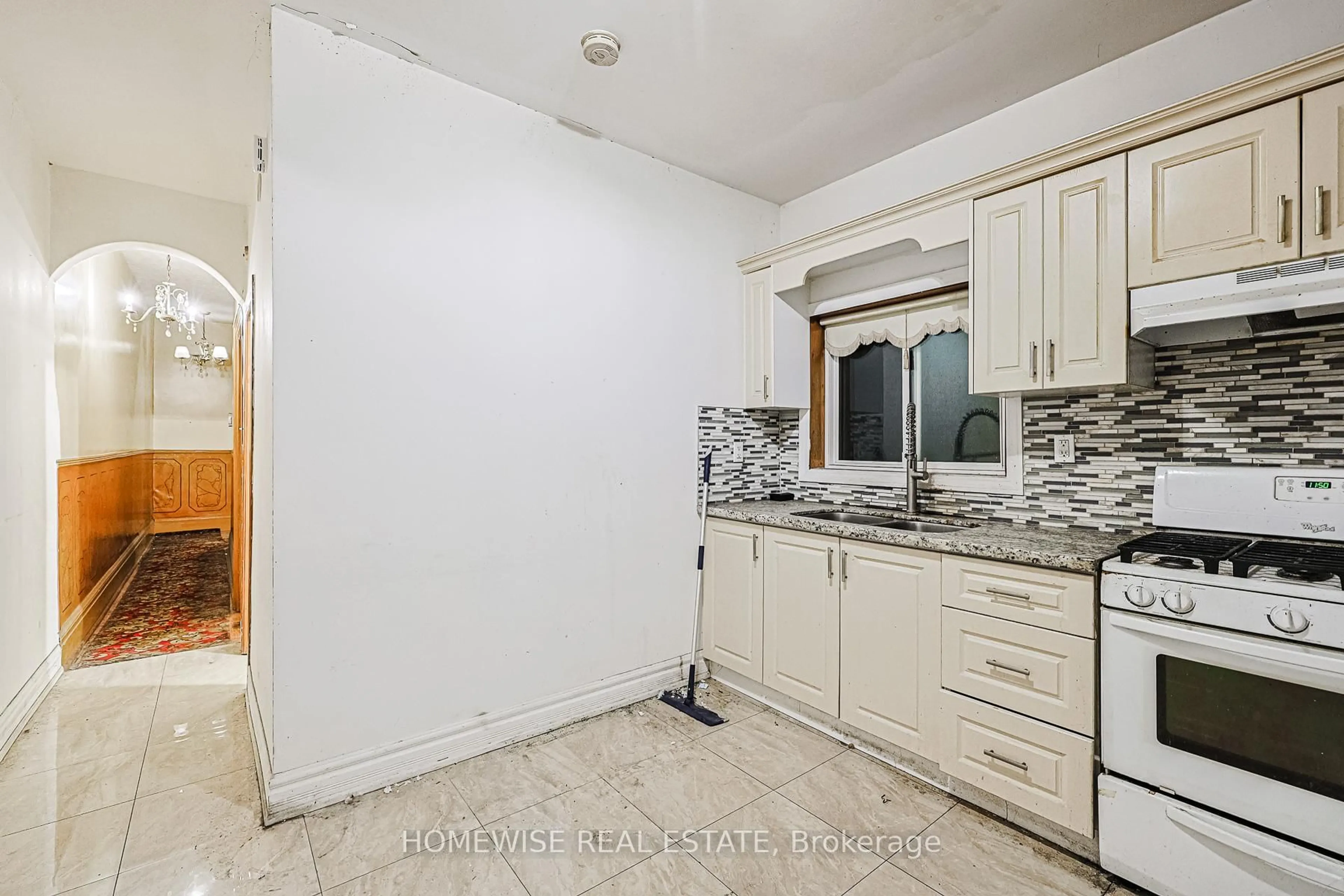 Standard kitchen, unknown for 598 Bathurst St, Toronto Ontario M5S 2P9