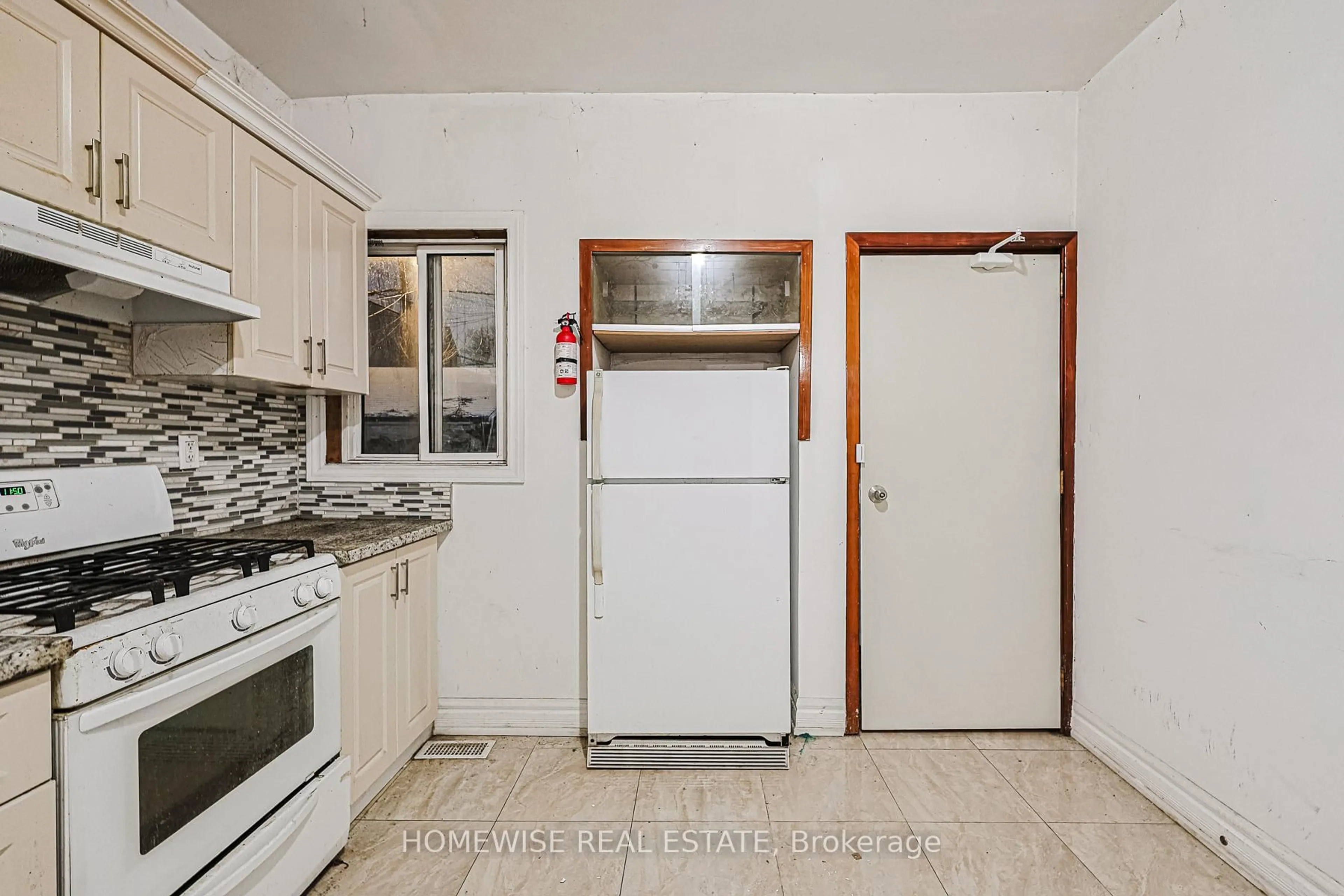 Standard kitchen, ceramic/tile floor for 598 Bathurst St, Toronto Ontario M5S 2P9