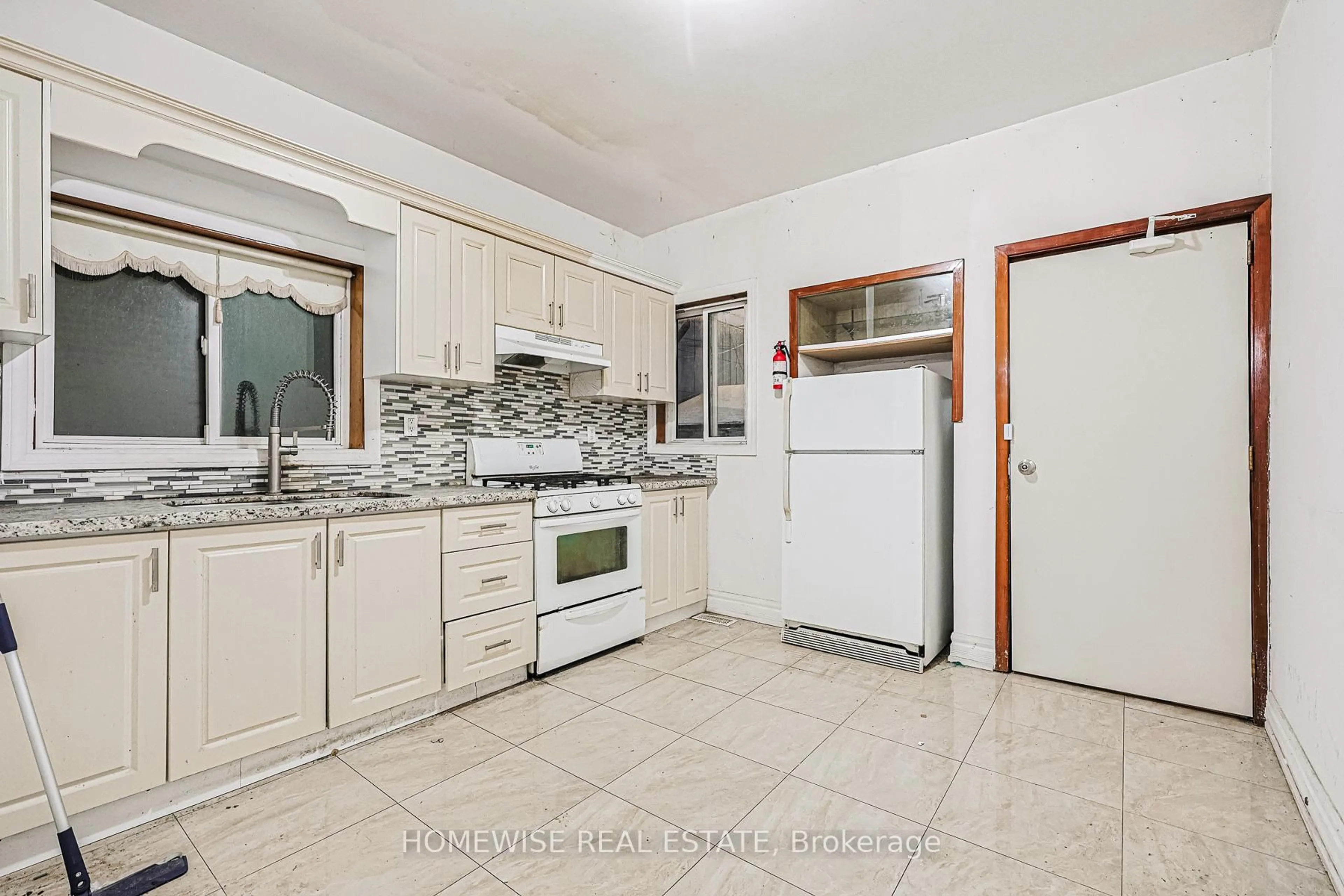 Standard kitchen, ceramic/tile floor for 598 Bathurst St, Toronto Ontario M5S 2P9