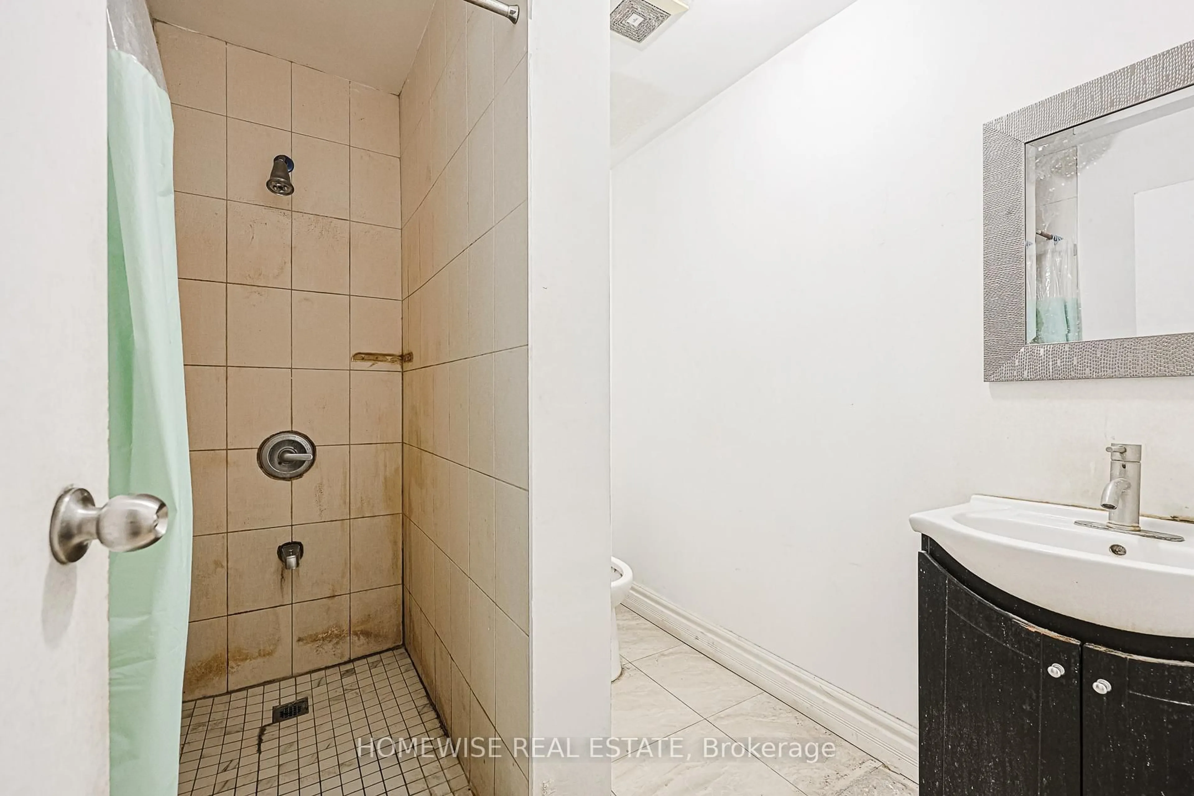 Standard bathroom, ceramic/tile floor for 598 Bathurst St, Toronto Ontario M5S 2P9
