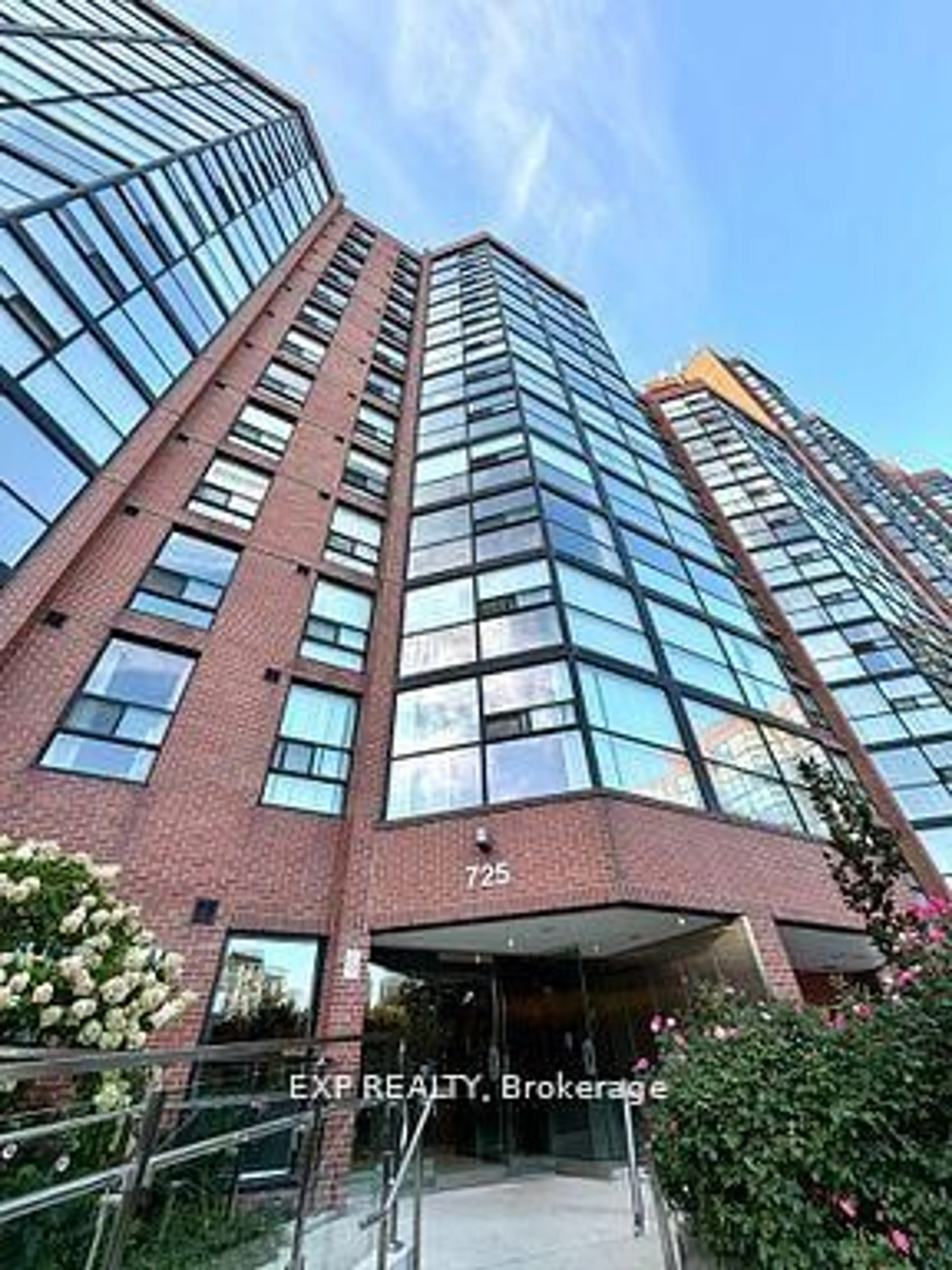 Indoor foyer for 725 King St #705, Toronto Ontario M5V 2W9