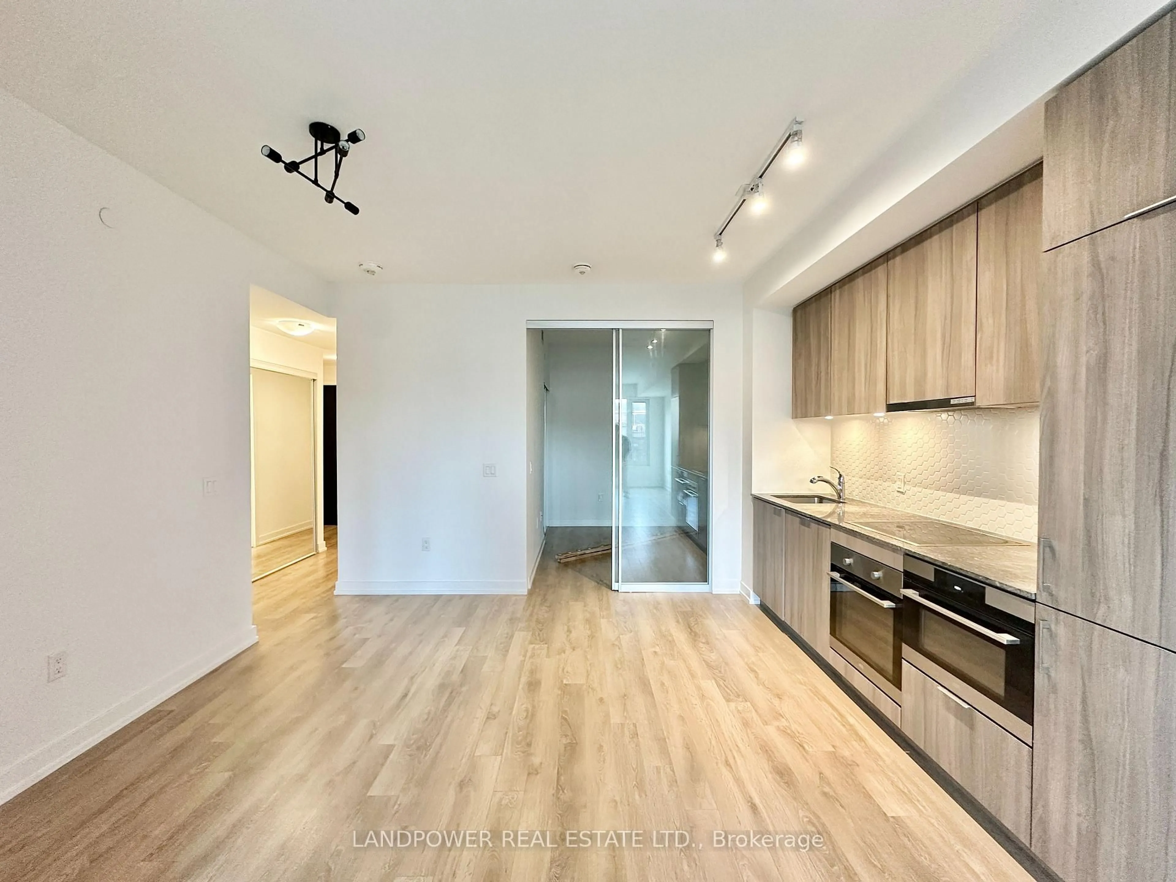 Open concept kitchen, wood/laminate floor for 158 Front St #401, Toronto Ontario M5A 1E5