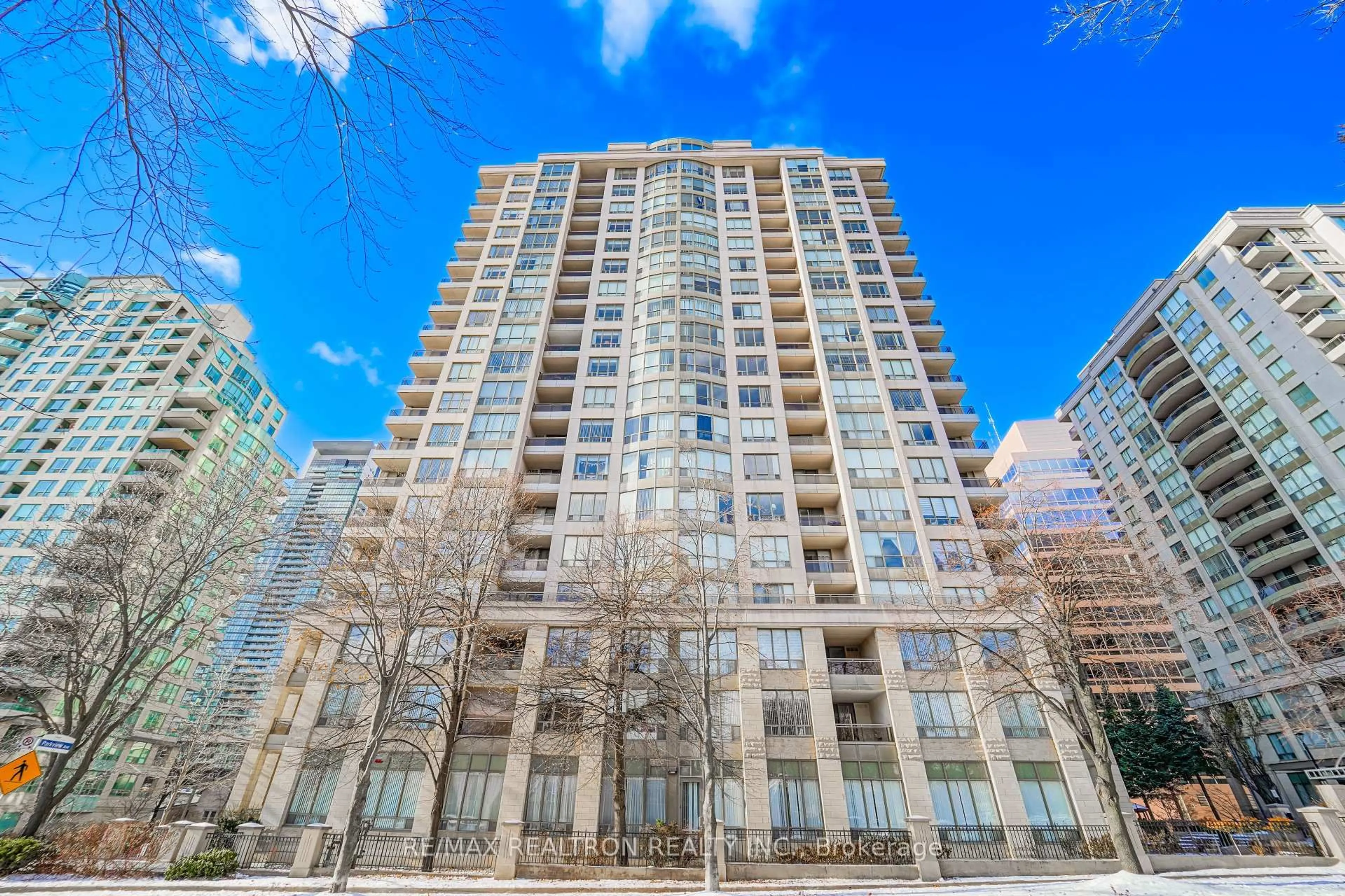 Patio, building for 256 Doris Ave #511, Toronto Ontario M2N 6X8