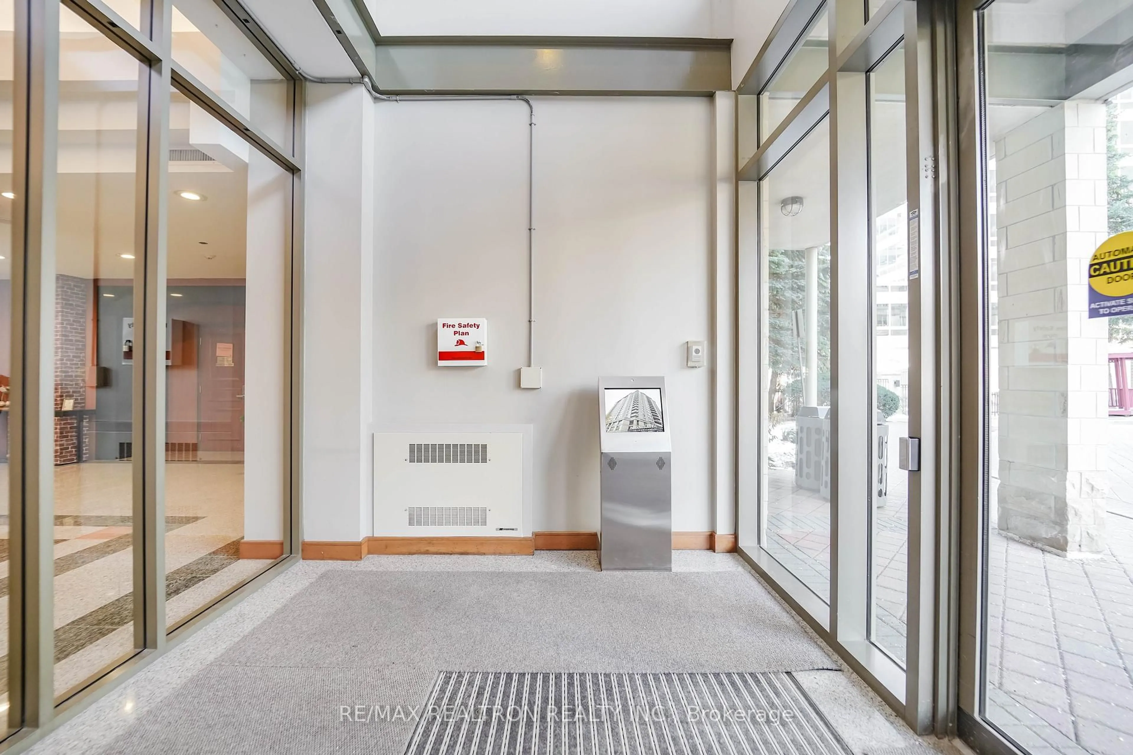 Indoor foyer for 256 Doris Ave #511, Toronto Ontario M2N 6X8