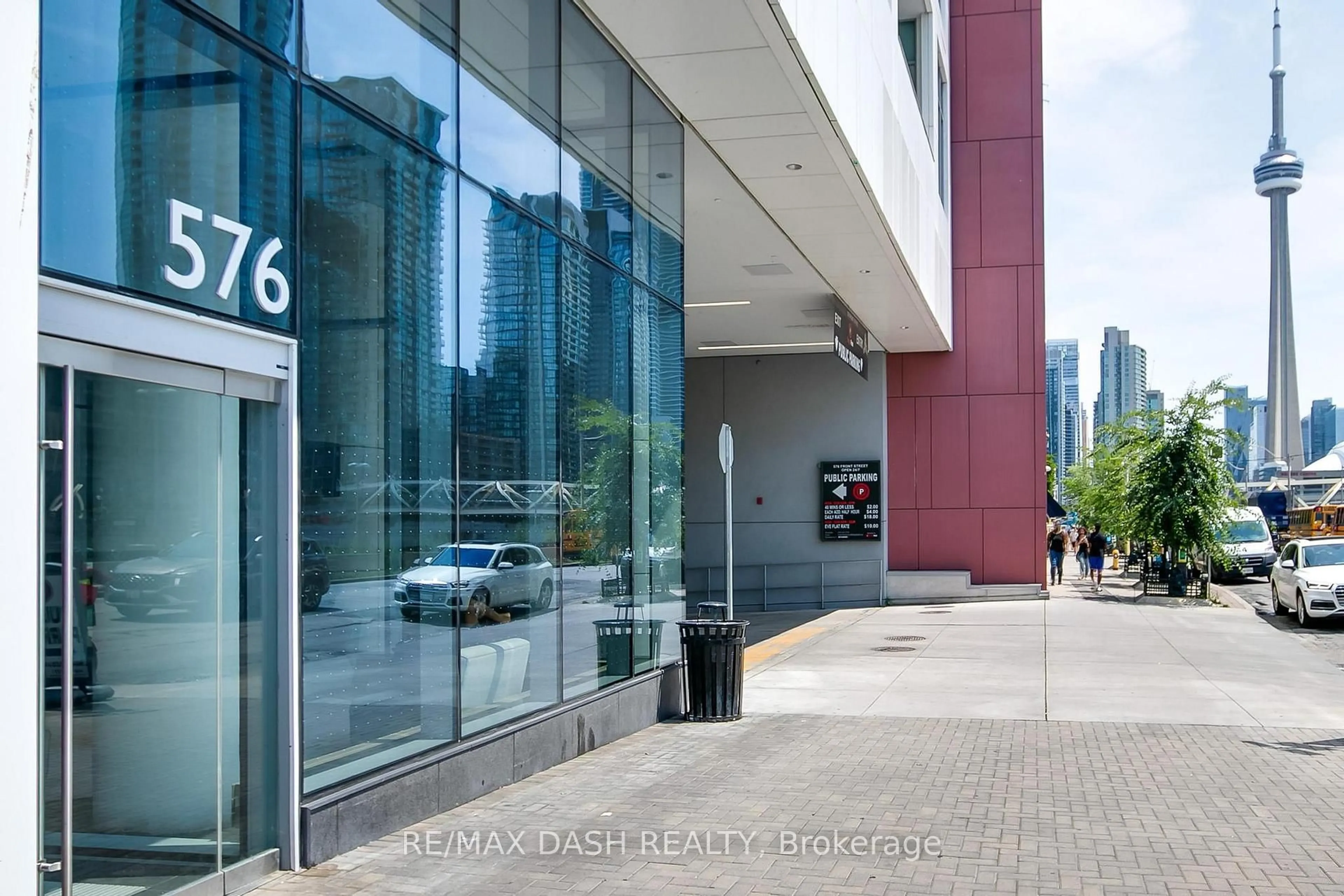 Indoor foyer for 576 Front St #1215E, Toronto Ontario M5V 1C1