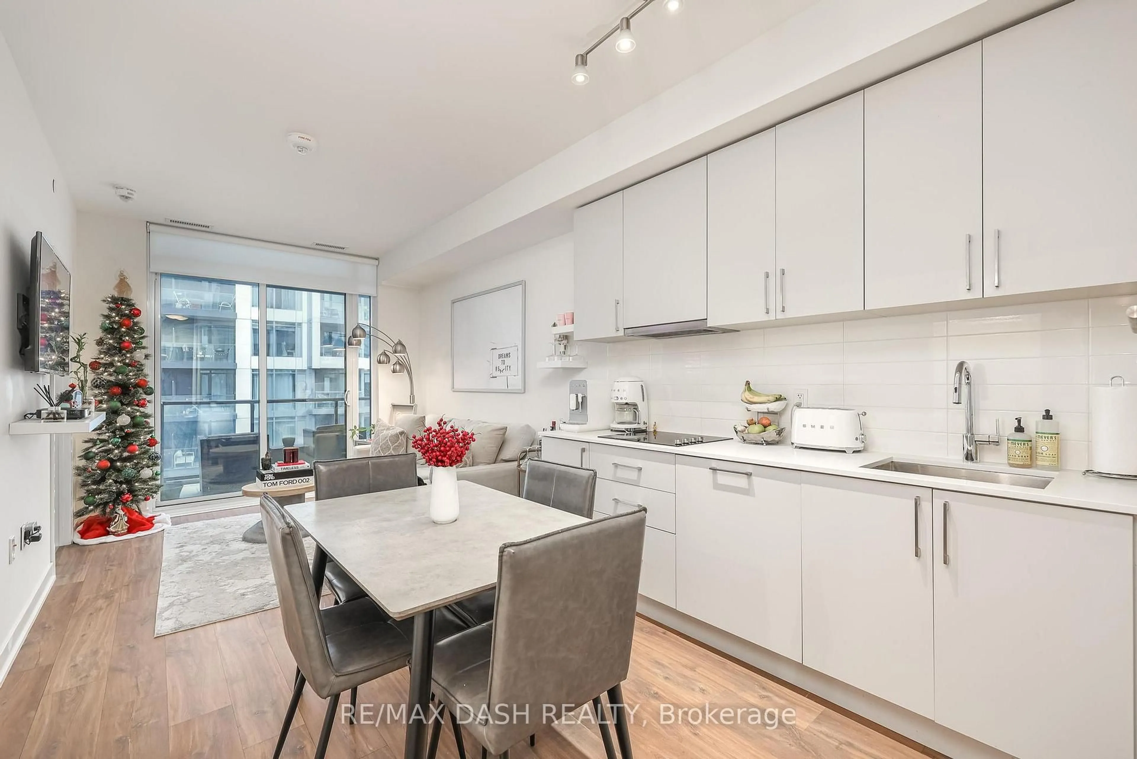 Open concept kitchen, unknown for 576 Front St #1215E, Toronto Ontario M5V 1C1