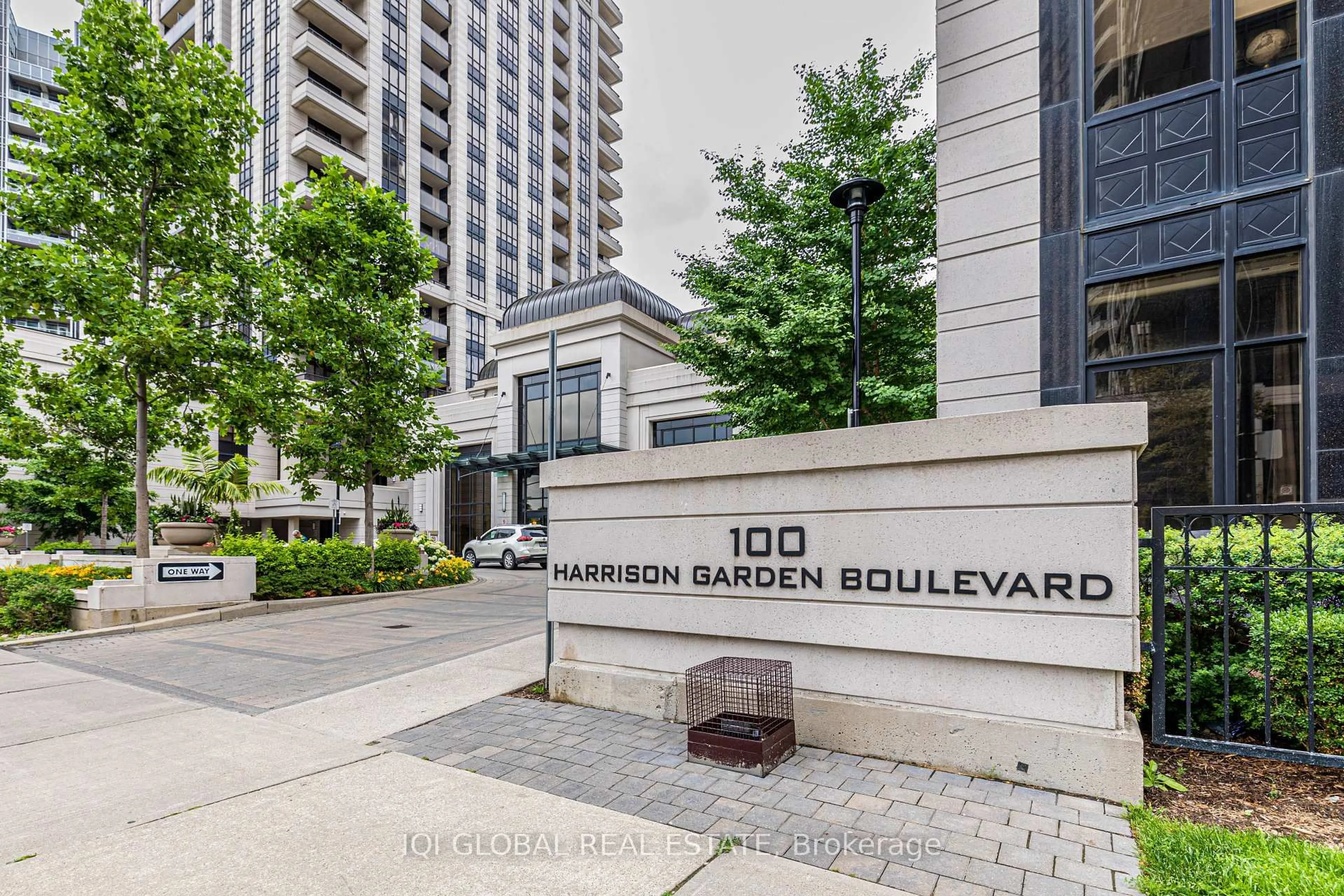 Indoor foyer for 100 Harrison Garden Blvd #723, Toronto Ontario M2N 0C2