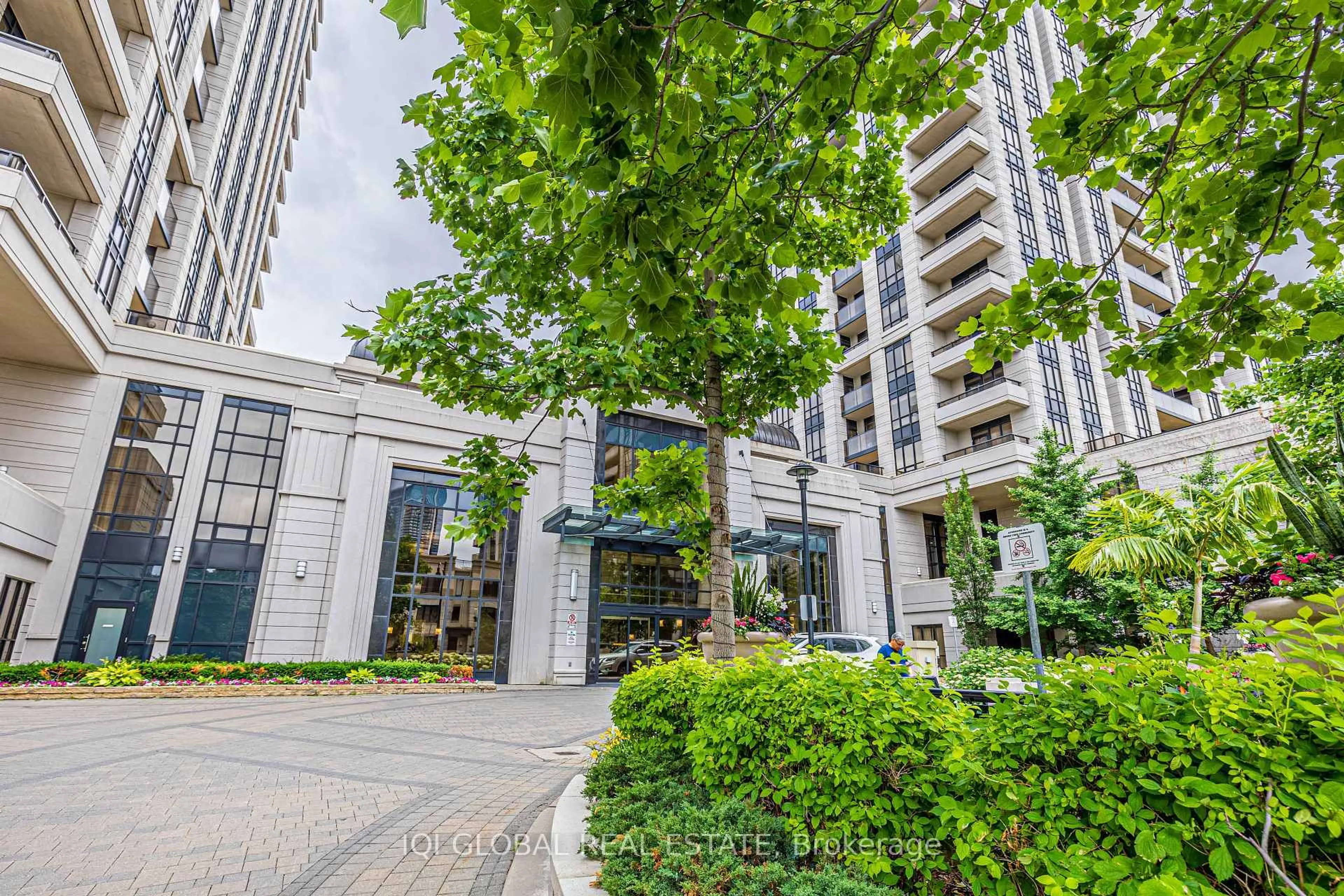 Indoor foyer for 100 Harrison Garden Blvd #723, Toronto Ontario M2N 0C2