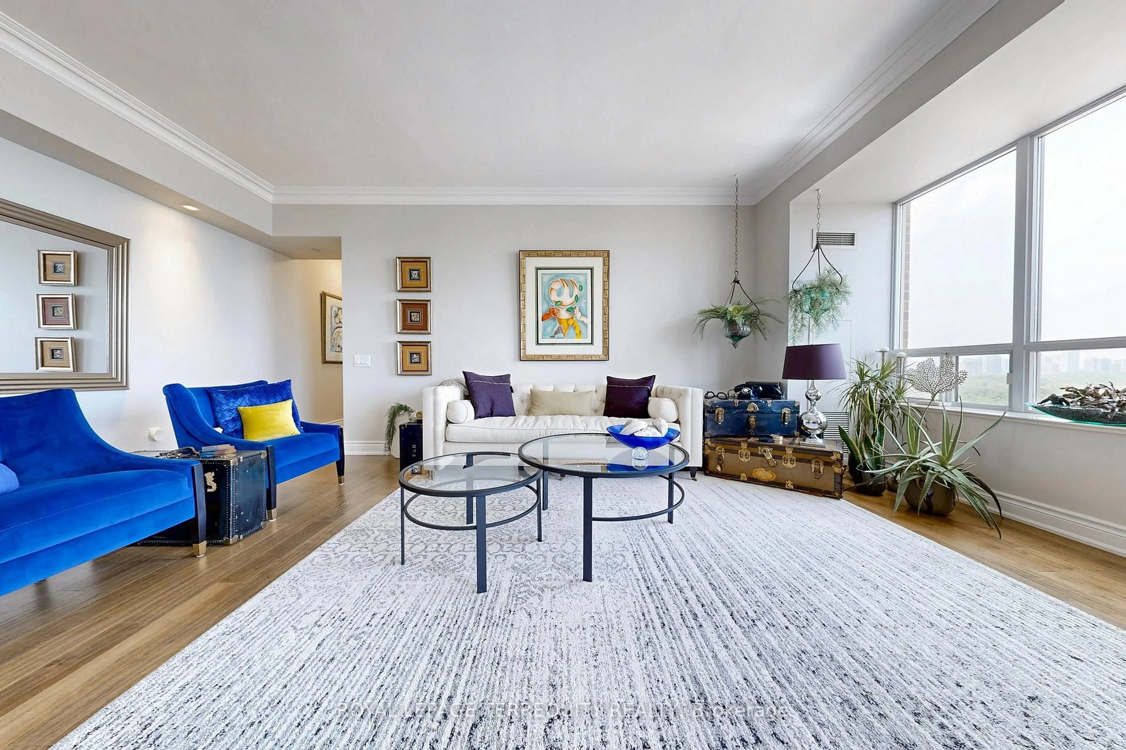 Living room with furniture, carpet floor for 2 Clairtrell Rd #LPH1, Toronto Ontario M2N 7H5