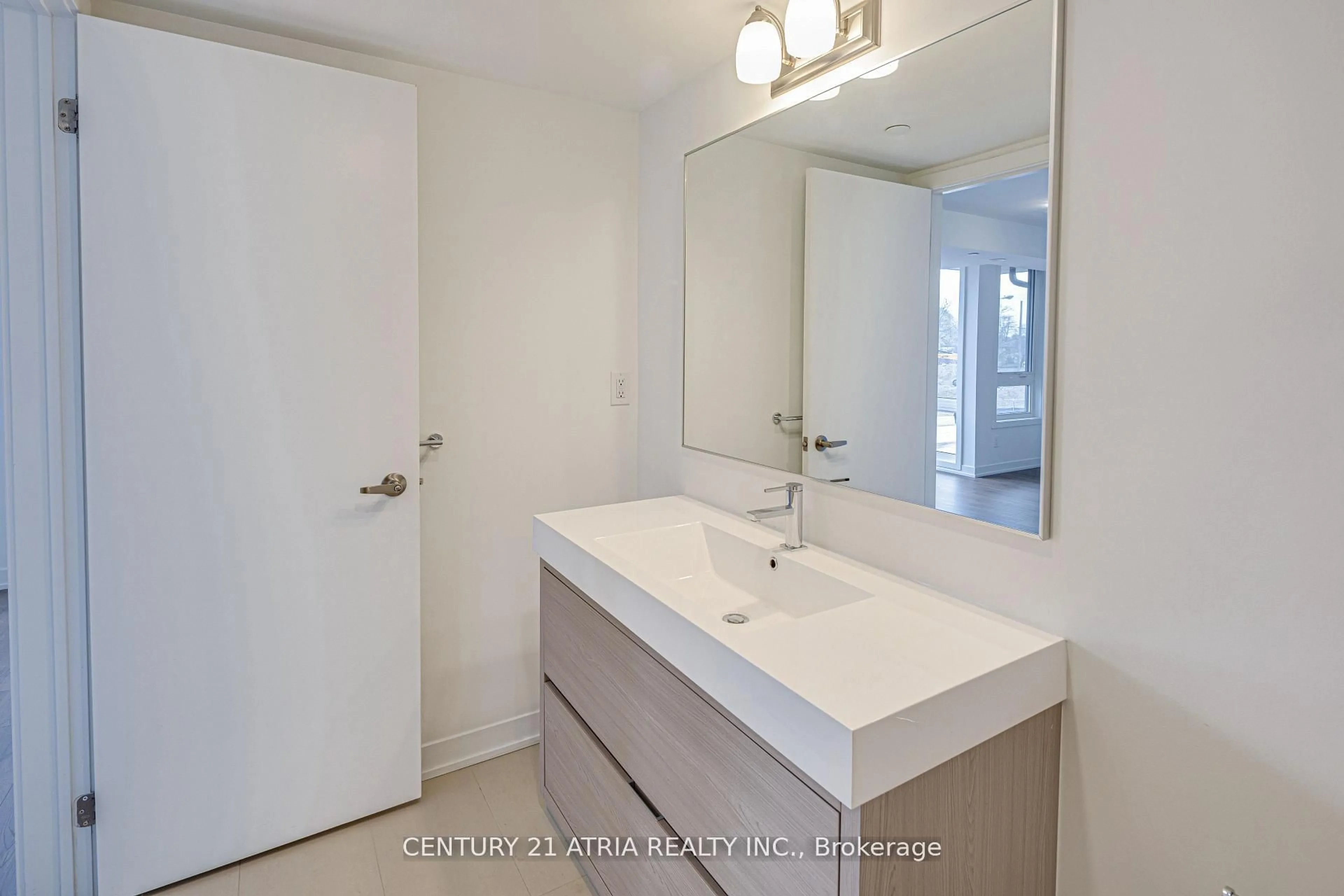 Standard bathroom, ceramic/tile floor for 28 Turtle Island Rd, Toronto Ontario M6A 2M5