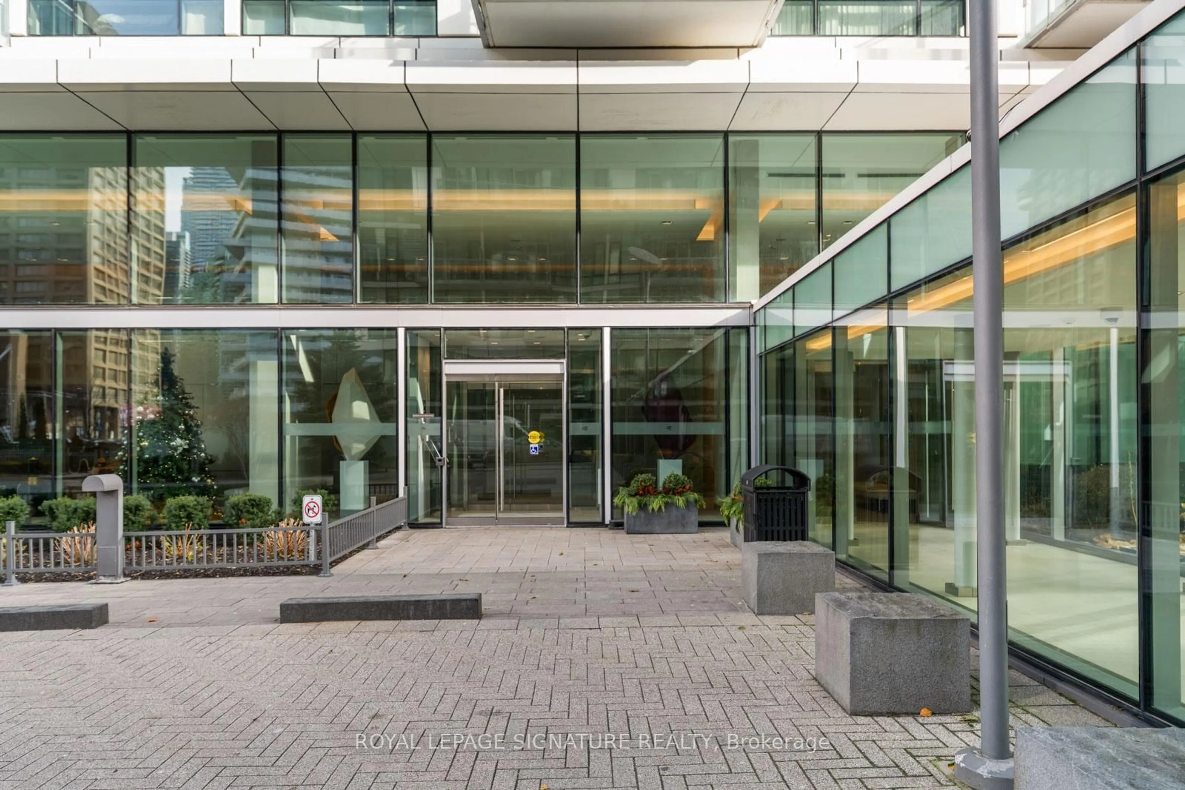 Indoor foyer for 39 Queens Quay #827, Toronto Ontario M5E 0A5