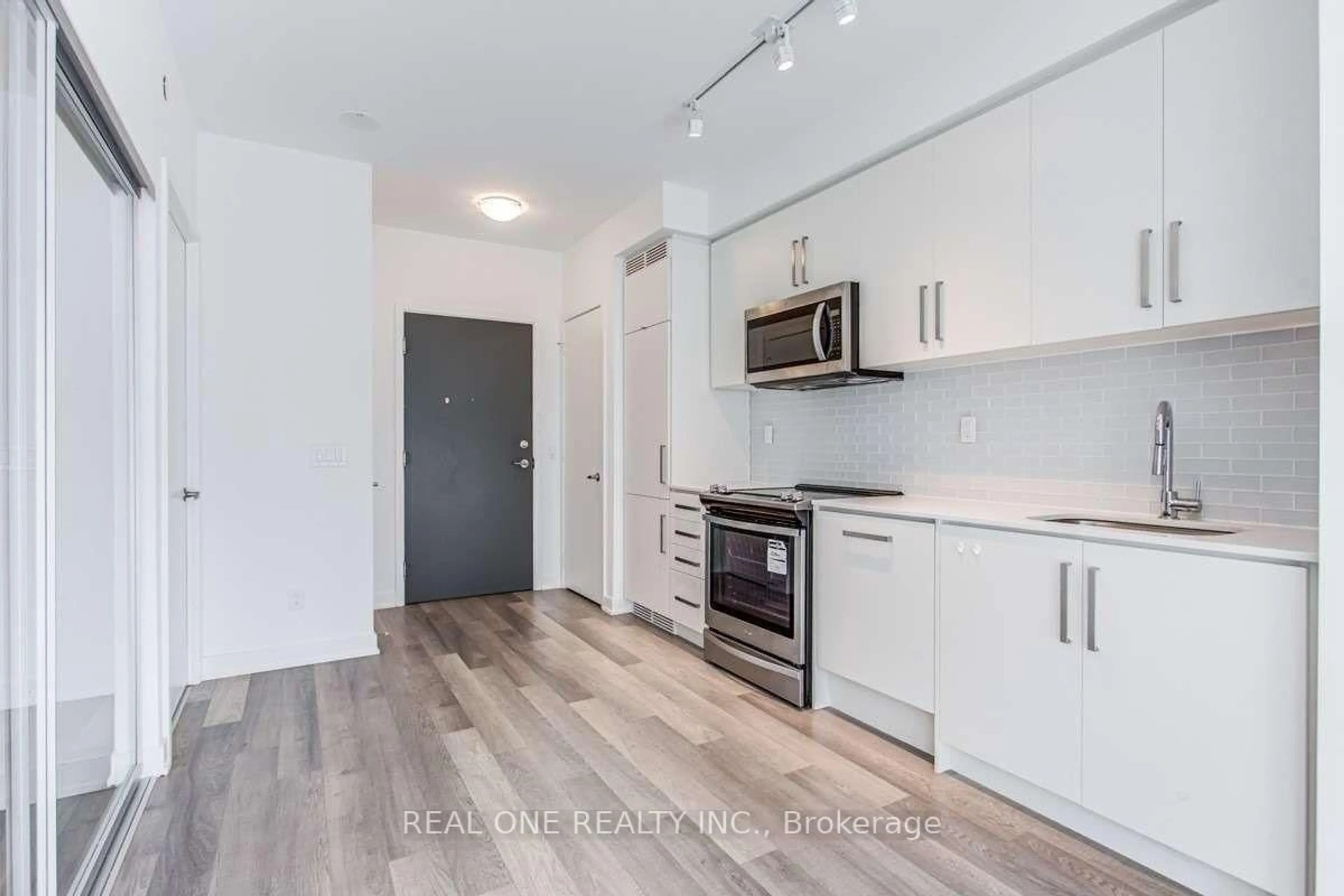 Standard kitchen, wood/laminate floor for 5180 Yonge St #2210, Toronto Ontario M2N 5P6
