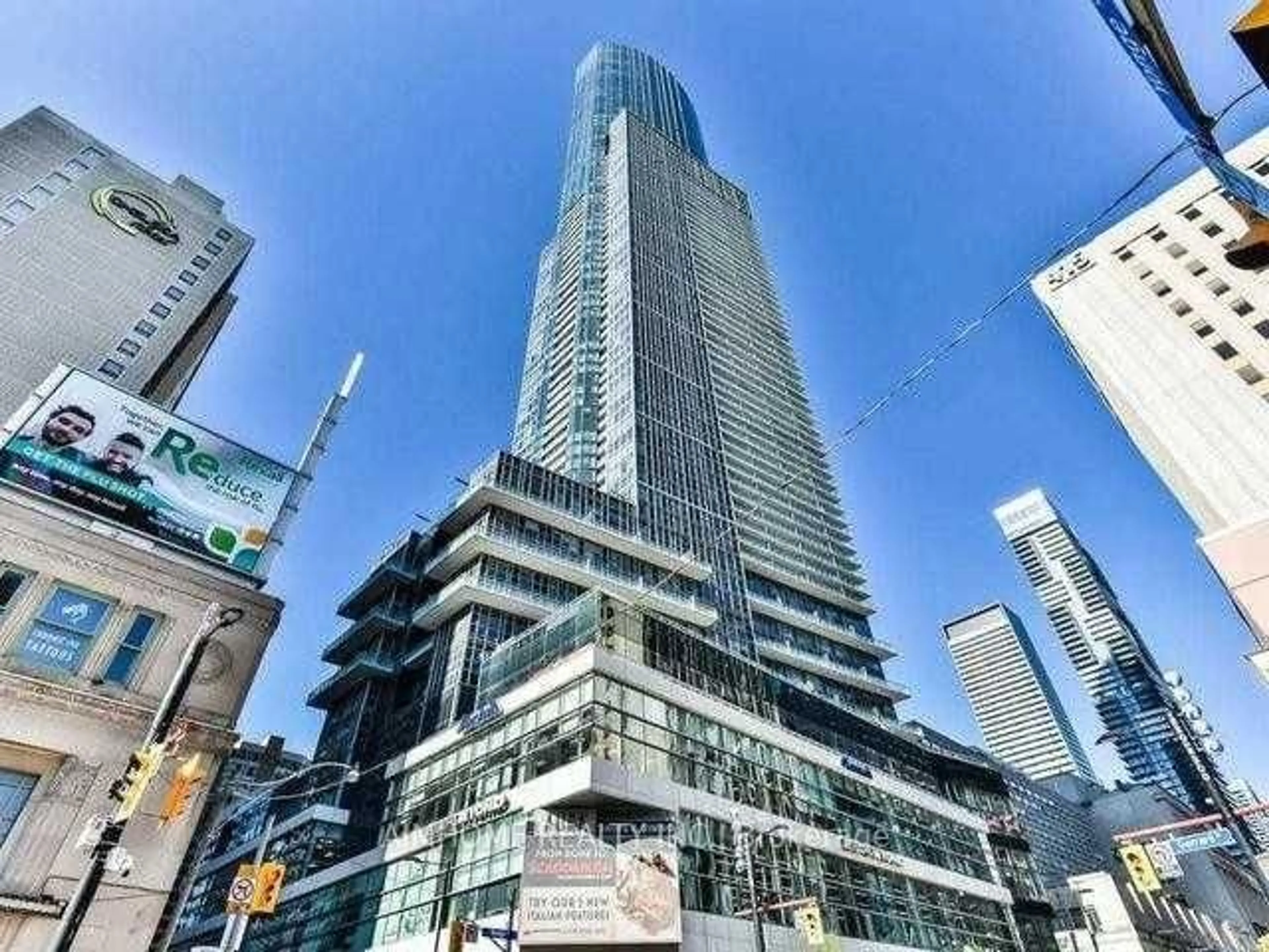Indoor foyer for 386 Yonge St #1703, Toronto Ontario M5B 0A5