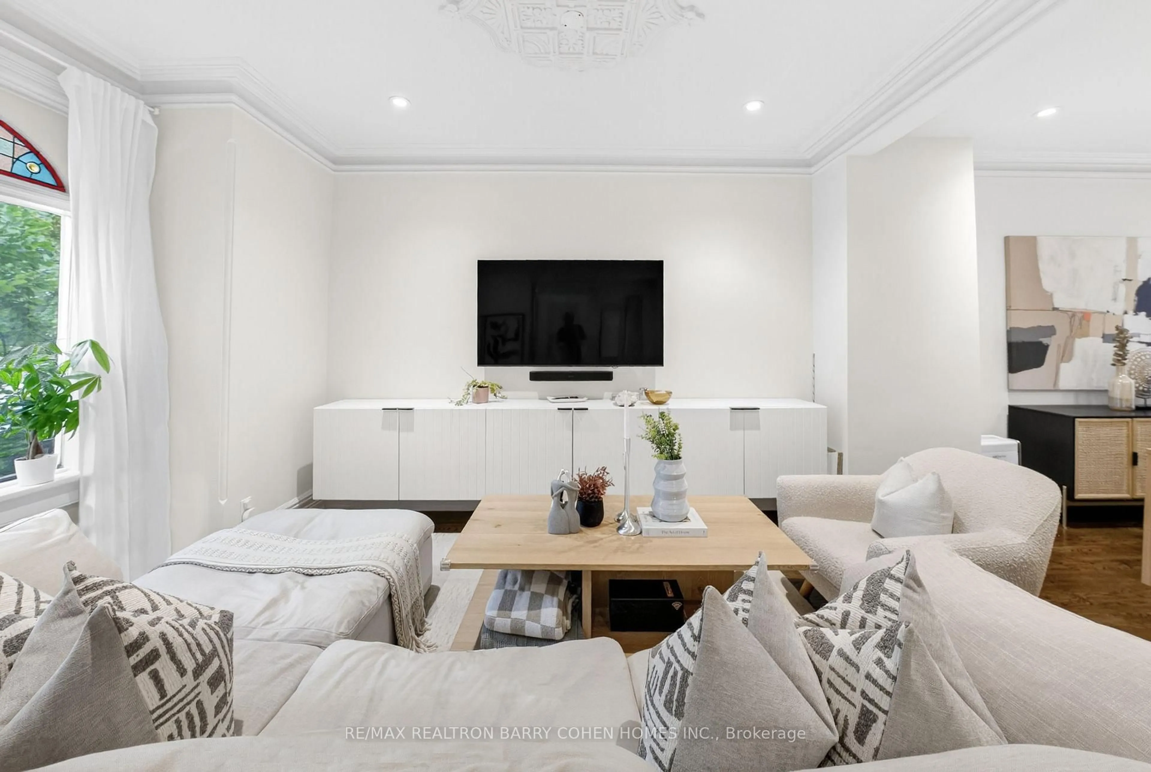 Living room with furniture, unknown for 198 Macpherson Ave, Toronto Ontario M5R 1W8