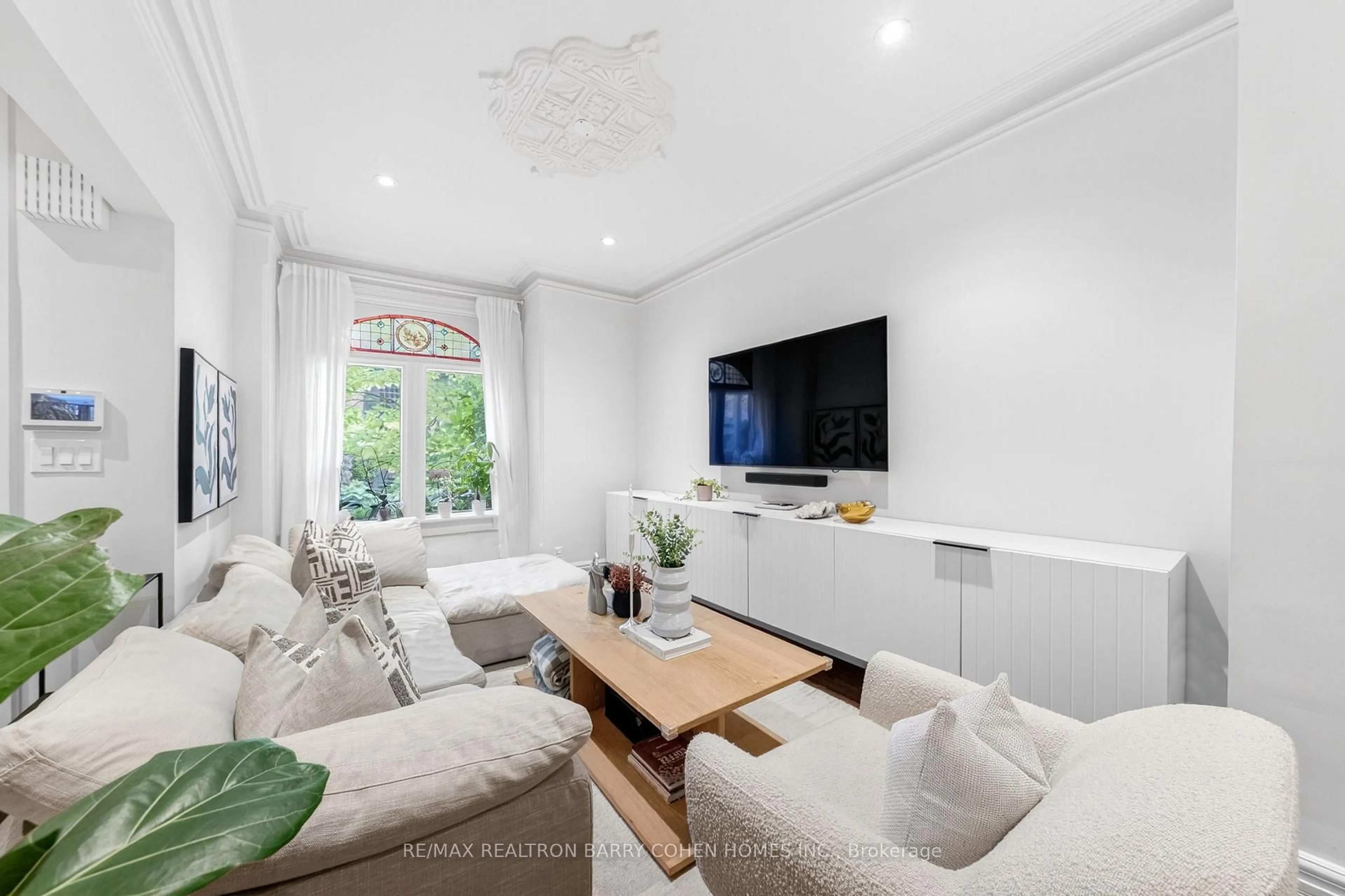 Living room with furniture, unknown for 198 Macpherson Ave, Toronto Ontario M5R 1W8