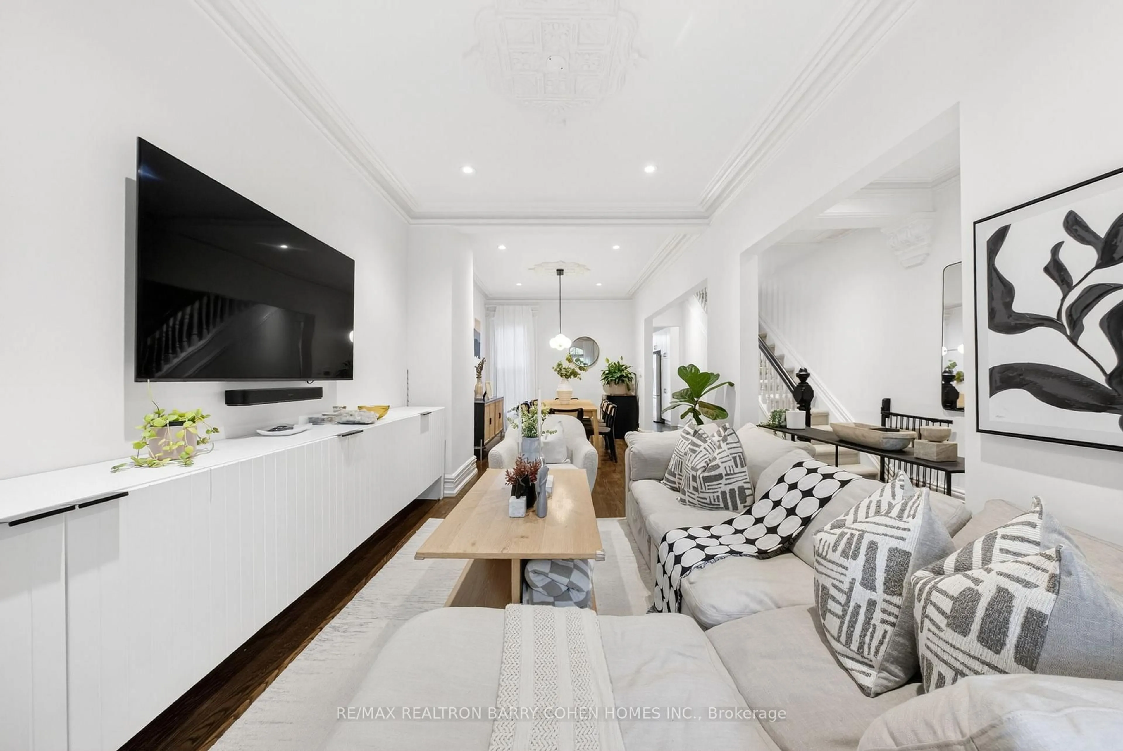 Living room with furniture, unknown for 198 Macpherson Ave, Toronto Ontario M5R 1W8